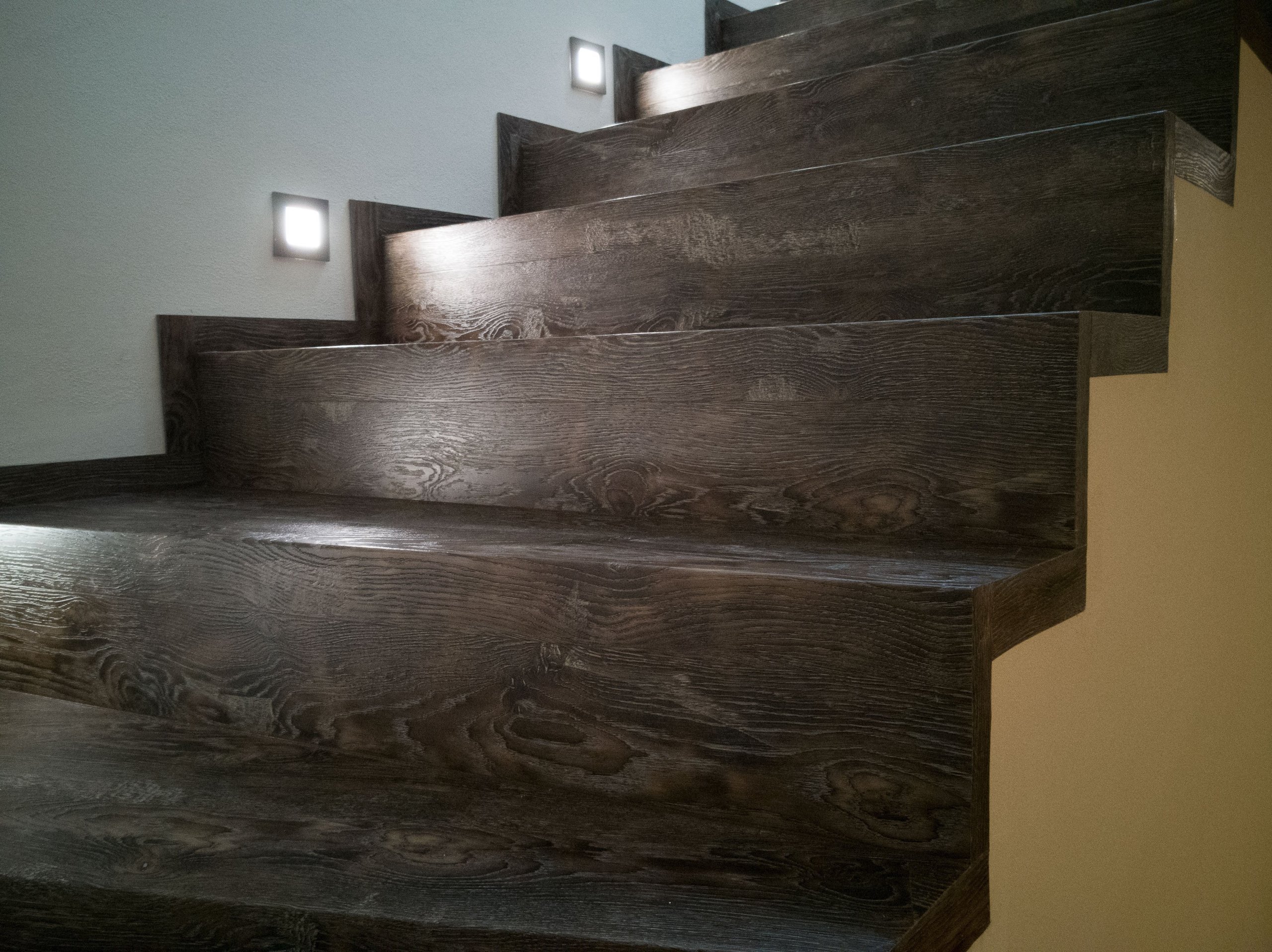 Detail schodiště z vinylové podlahy s osvětlením