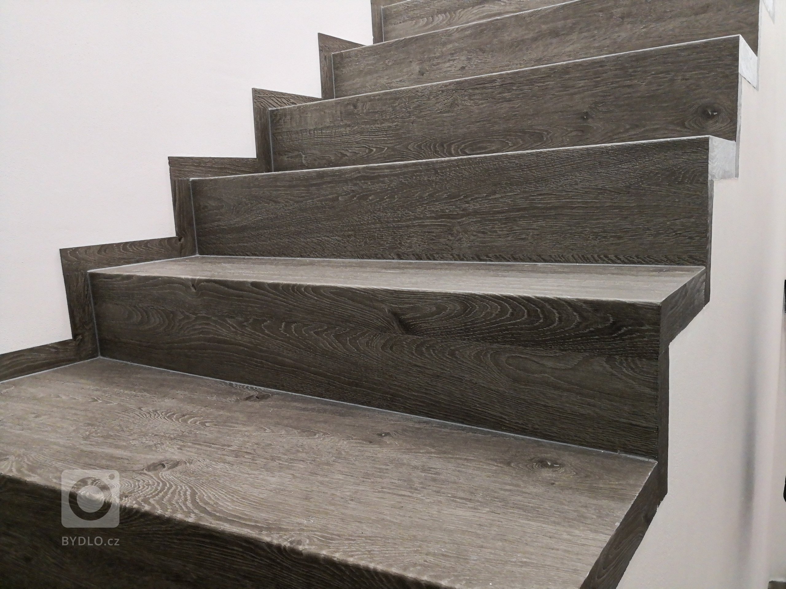 Toto nádherné schodiště z vinylové podlahy instalovali pracovníci firmy Bukoma group s.r.o.

Pro výrobu schodnic byla využita celovinylová podlaha BUKOMA…