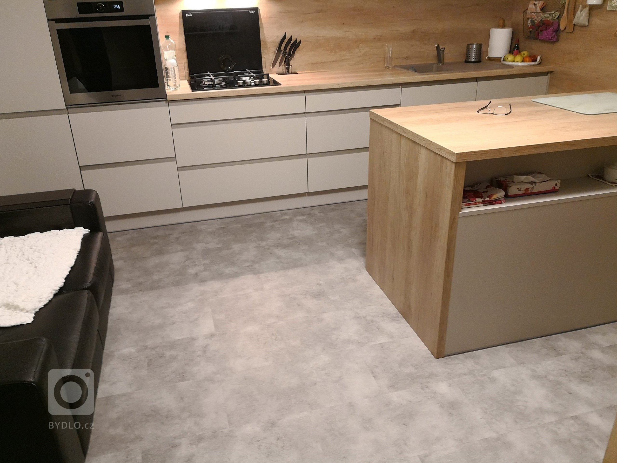 V porovnání s kamenem nebo keramickou dlažbou je vinylová podlaha pro bosé nohy mnohem příjemnější.