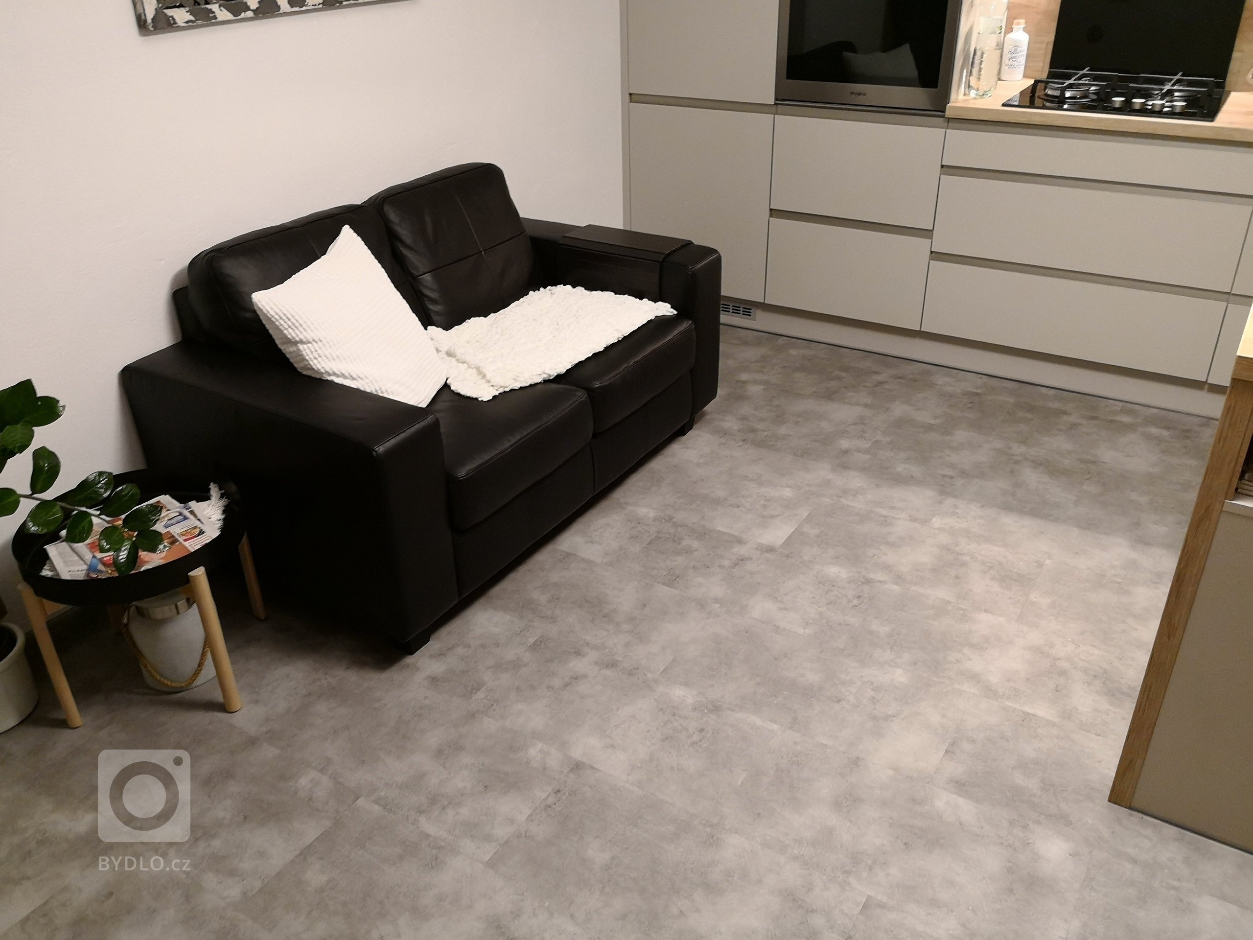 Kuchyně s vinylovou plovoucí podlahou BUKOMA STONE CLICK s dekorem Kámen Šedý