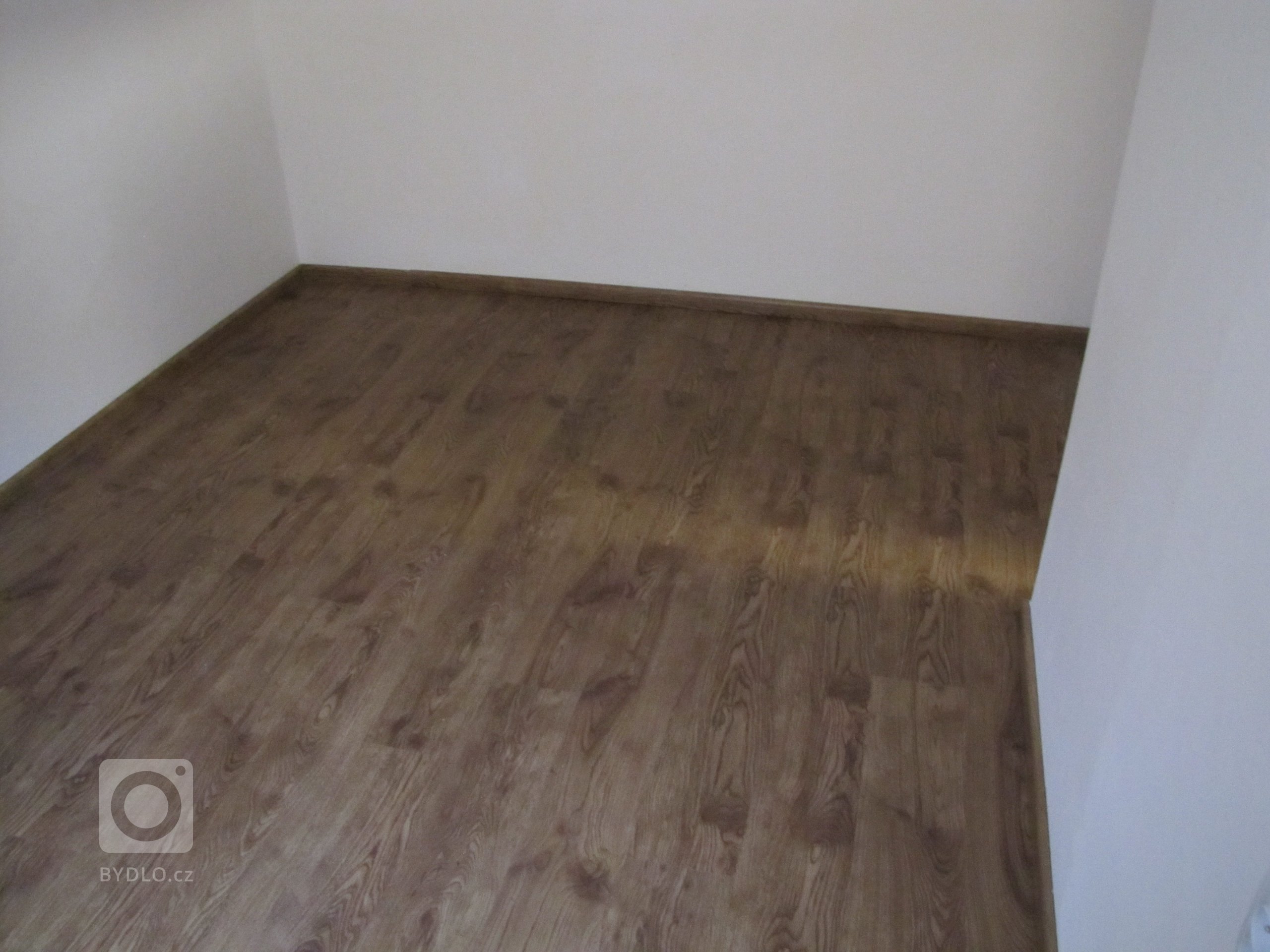 Místnost s vinylovou podlahou BUKOMA CLICK dekor Dub Pireus Natural - vyfoceno za denního světla