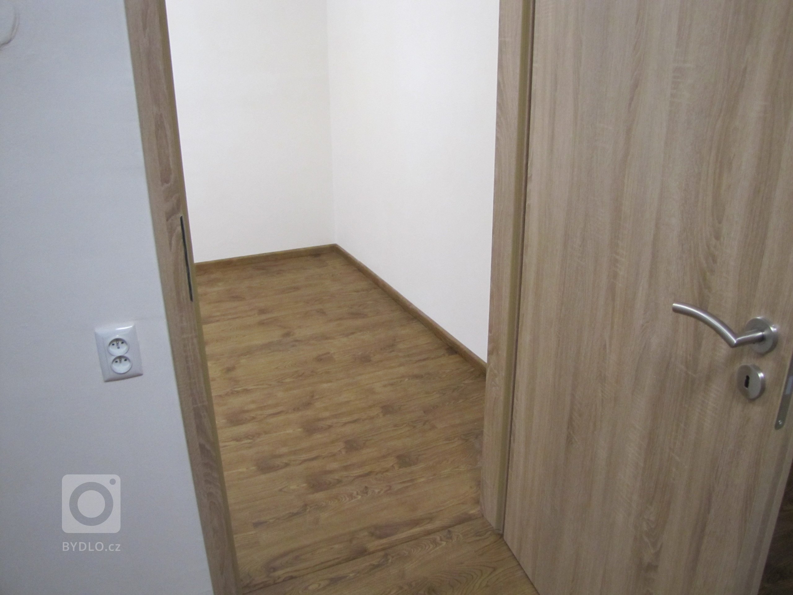 Vinylová podlaha doplněná přechodovou lištou v dekoru podlahy