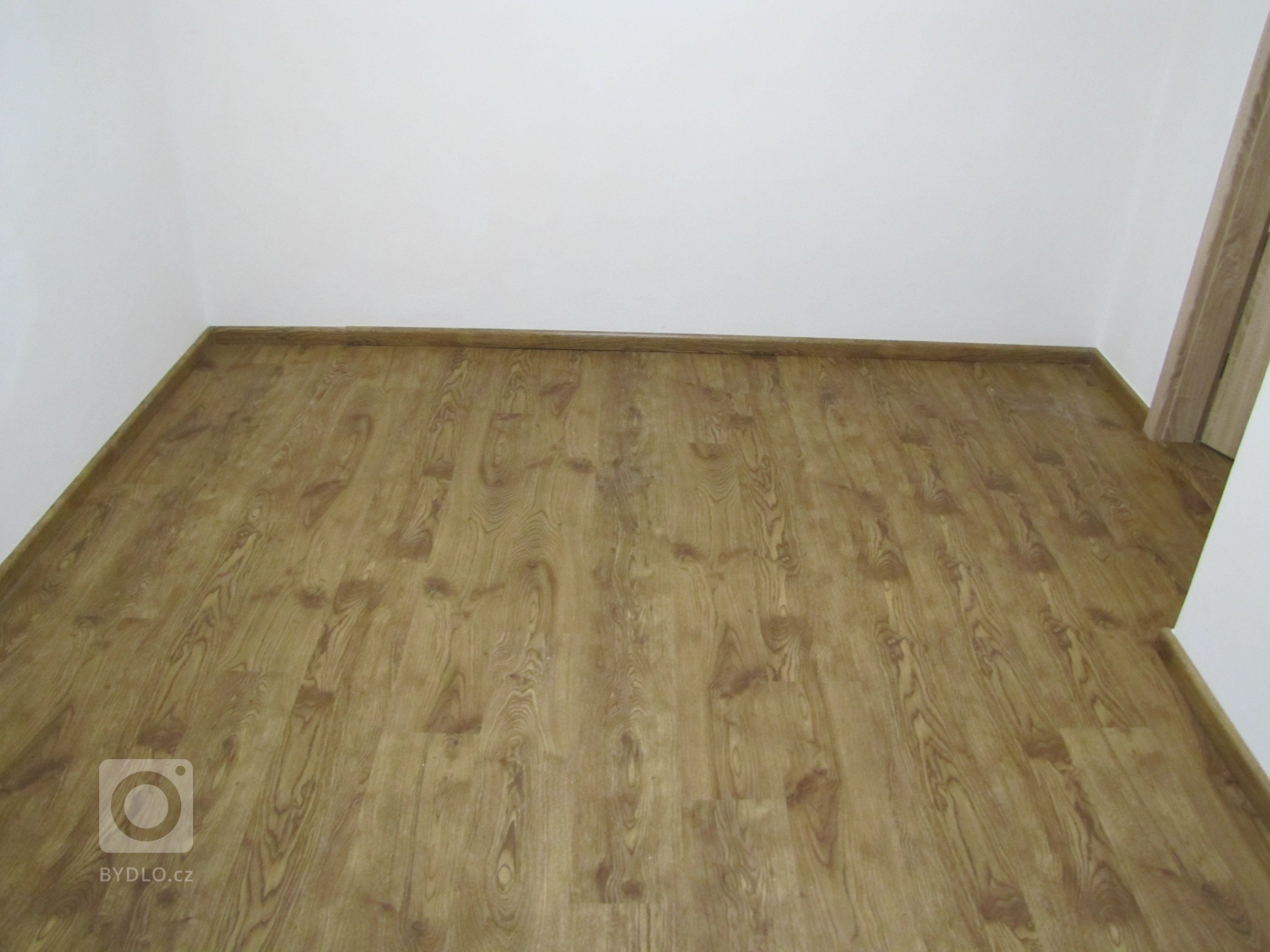 Místnost s vinylovou podlahou BUKOMA CLICK dekor Dub Pireus Natural - vyfoceno s využitím umělého osvětlení