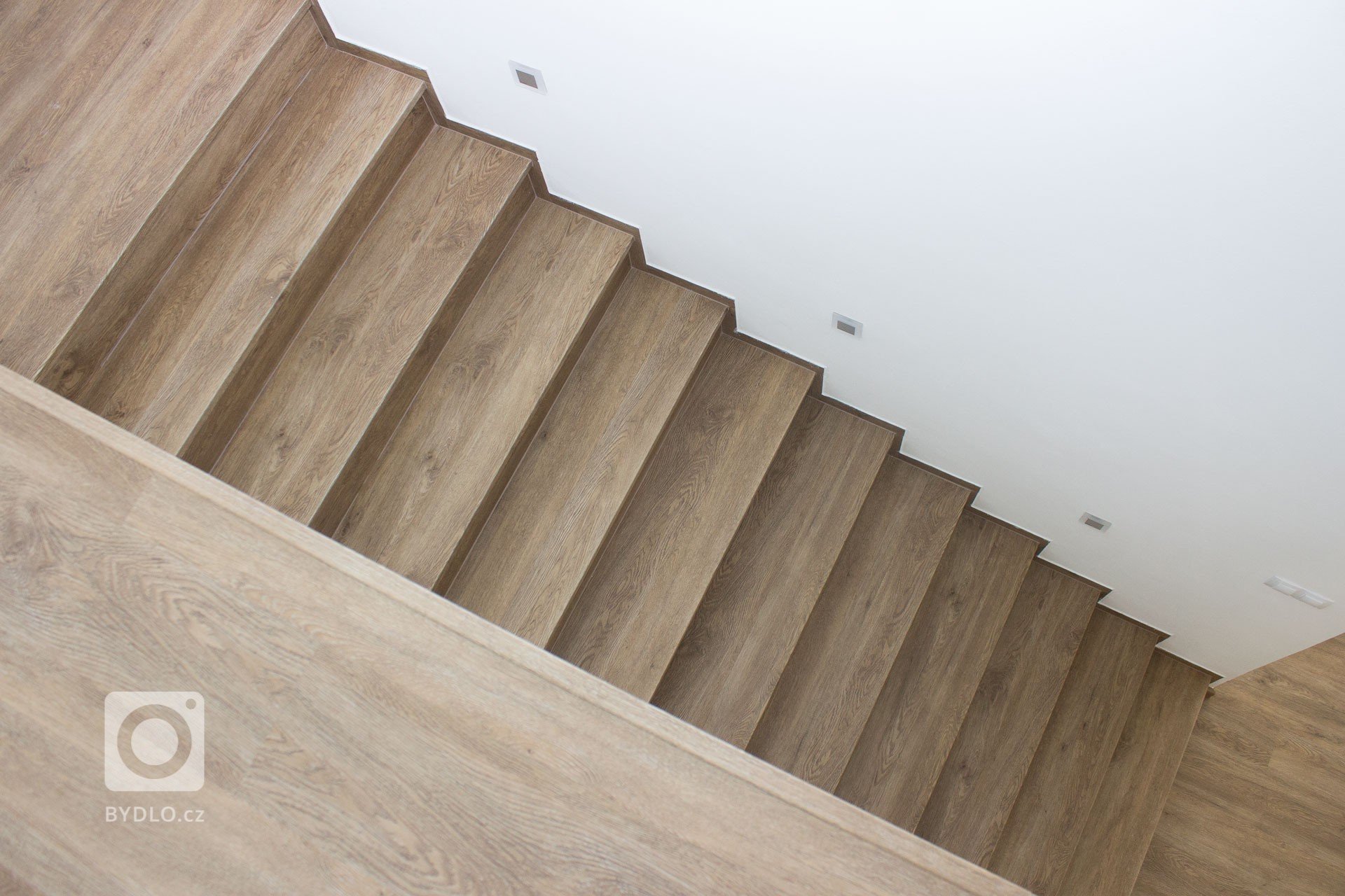 Aby byl prodloužen nášlap schodů, je řešeno variantou vinylových schodů s nosem.