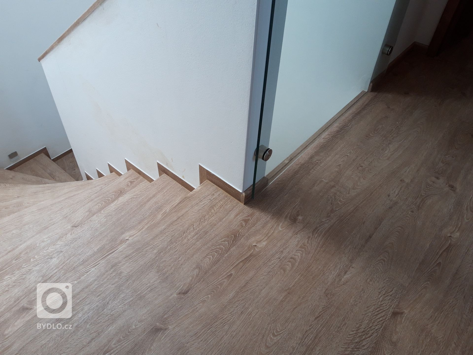 Vinylová plovoucí podlaha BUKOMA PREMIUM CLICK - Dub Frigola je našim nejprodávanějším dekorem. Dnes tady máme ukázku vinylových schodů a několika dalších…