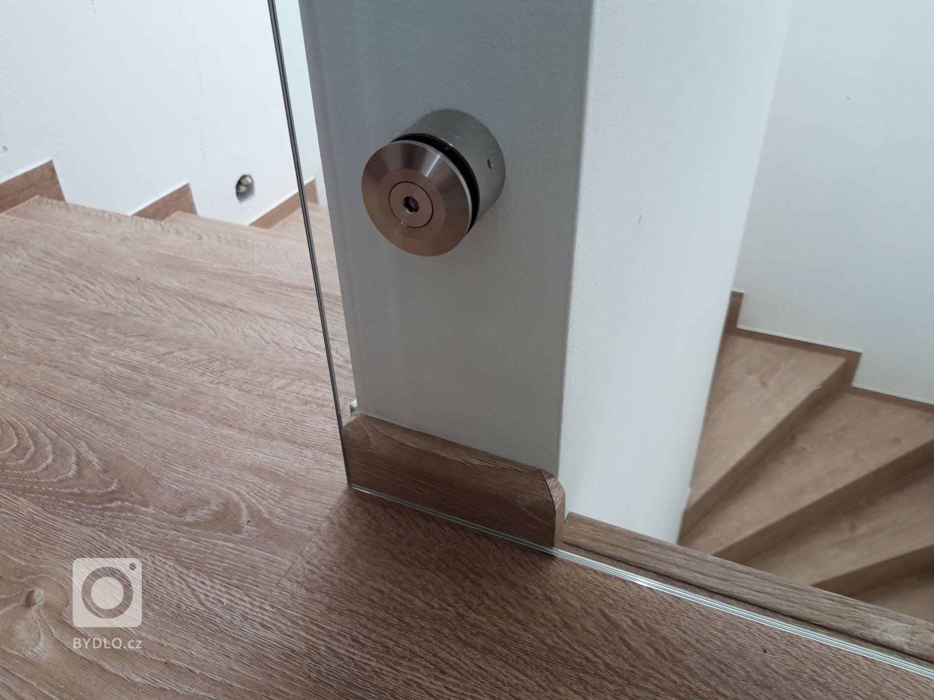 Část zábradlí je skleněná