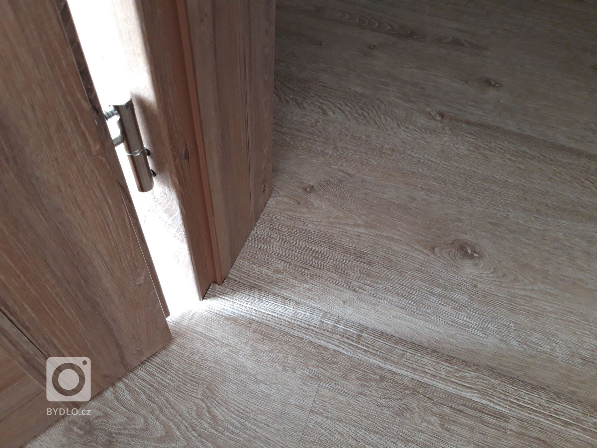 Přechodová lišta ve stejném dekoru jako podlaha