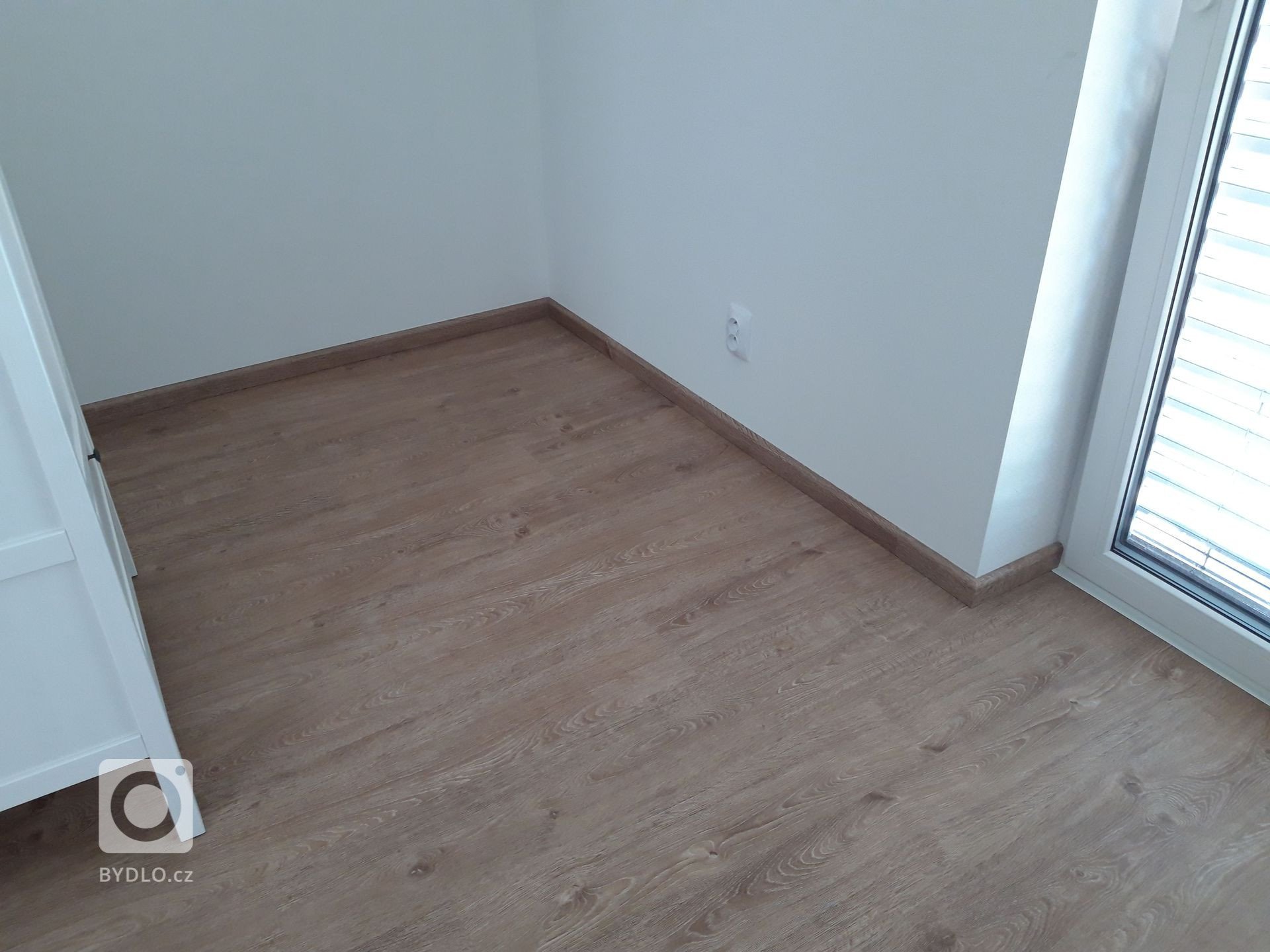 Vinylová podlaha BUKOMA PREMIUM CLICK se soklovými lištami BUKOMA PROFI-60 dekorem Dub Frigola