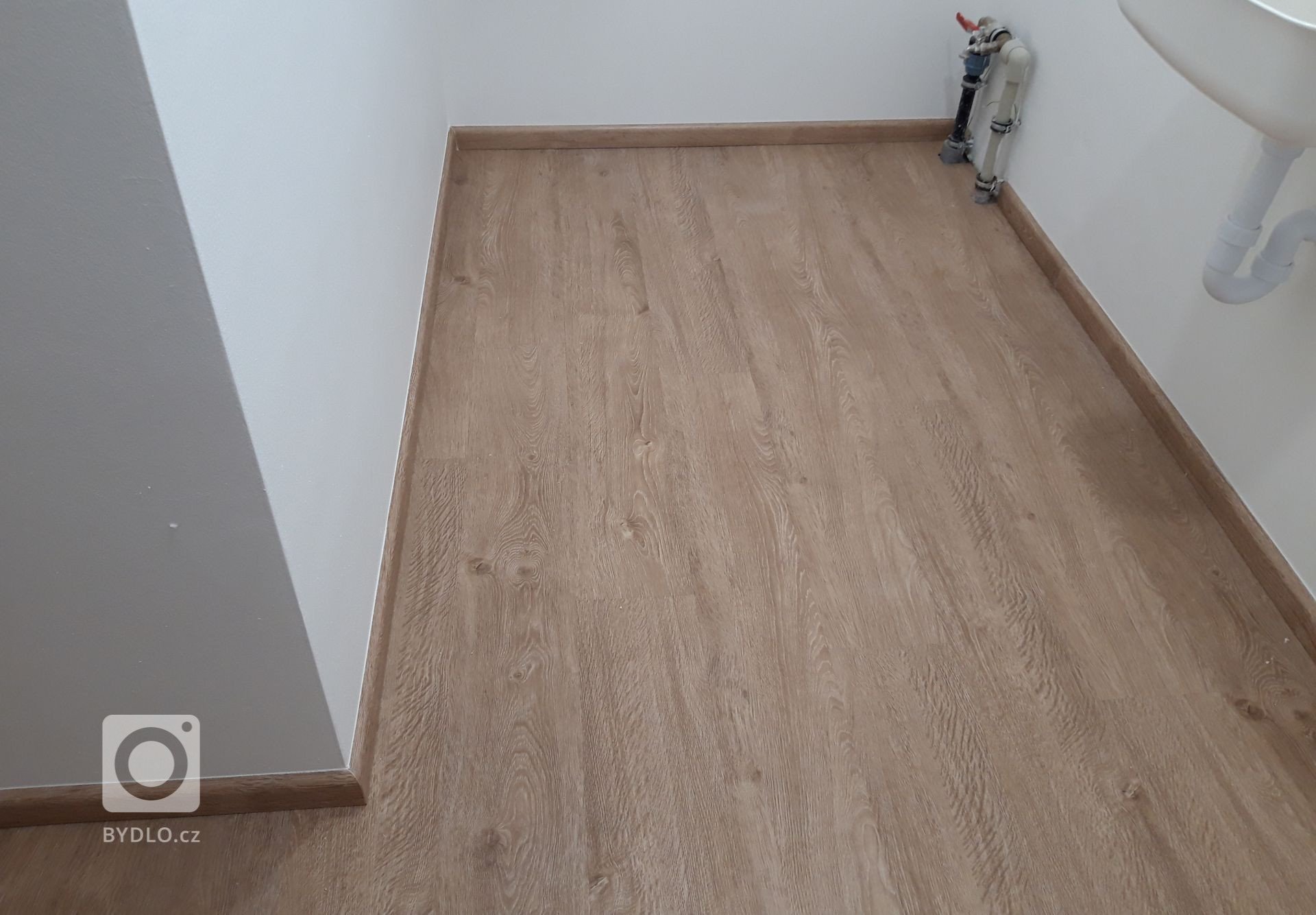 Vinylová podlaha BUKOMA PREMIUM CLICK se soklovými lištami BUKOMA PROFI-60 dekorem Dub Frigola