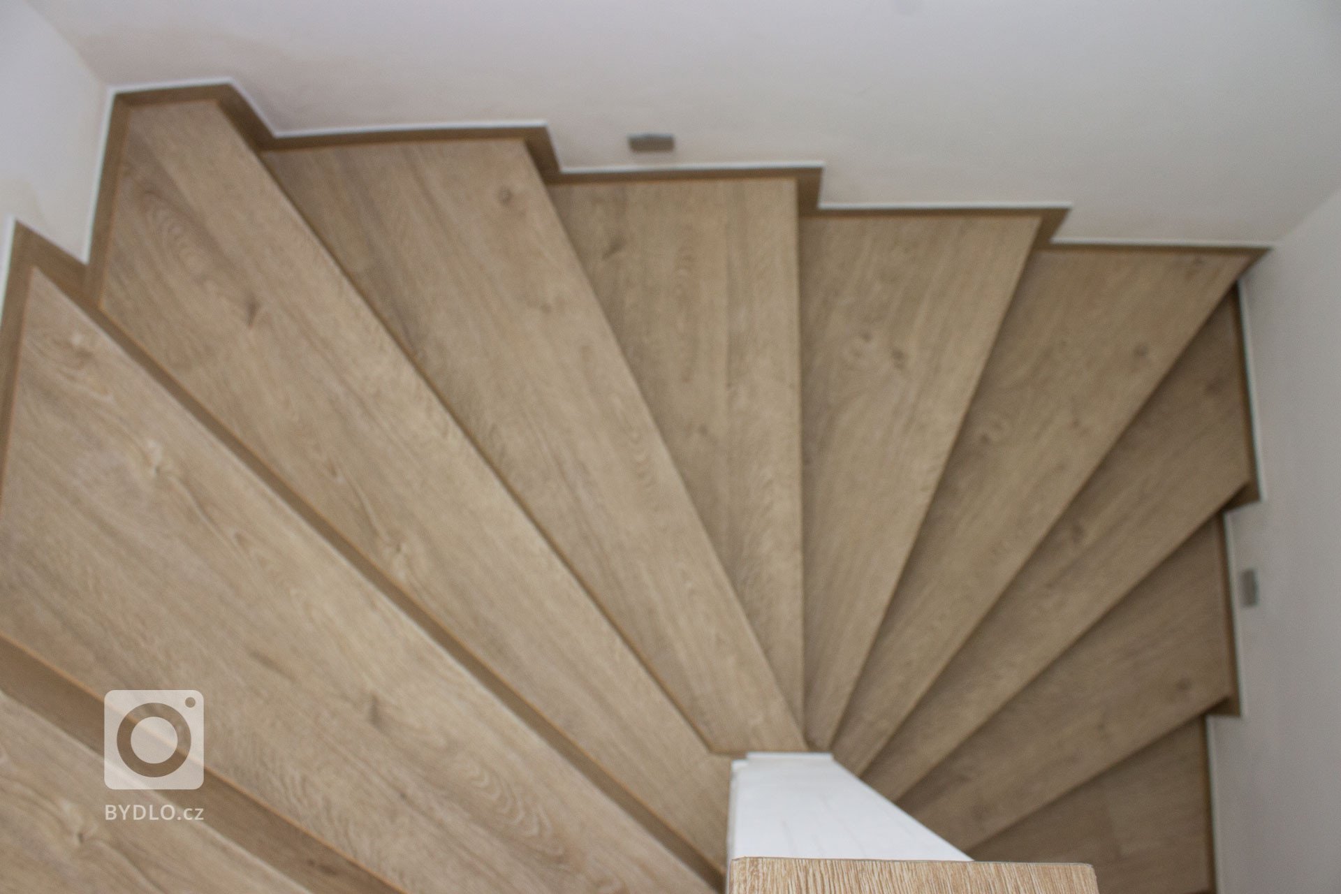 Točité schodiště z vinylové podlahy BUKOMA