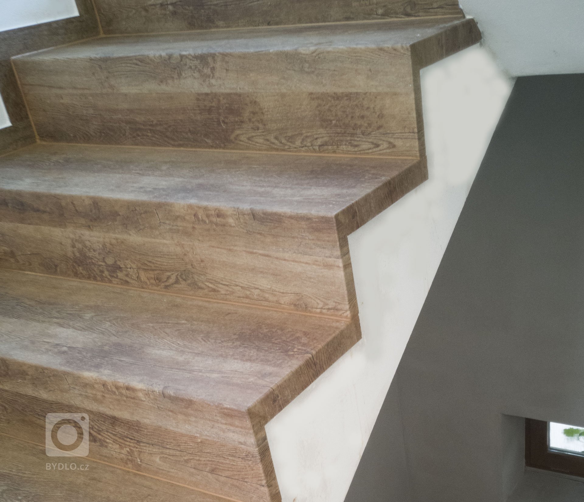 Hrana schodu mezi nášlapem a čelem je řešena ohybem s větším rádiusem, dále za povšimnutí stojí řešení bočních ohybů směřujících do otevřeného prostoru.