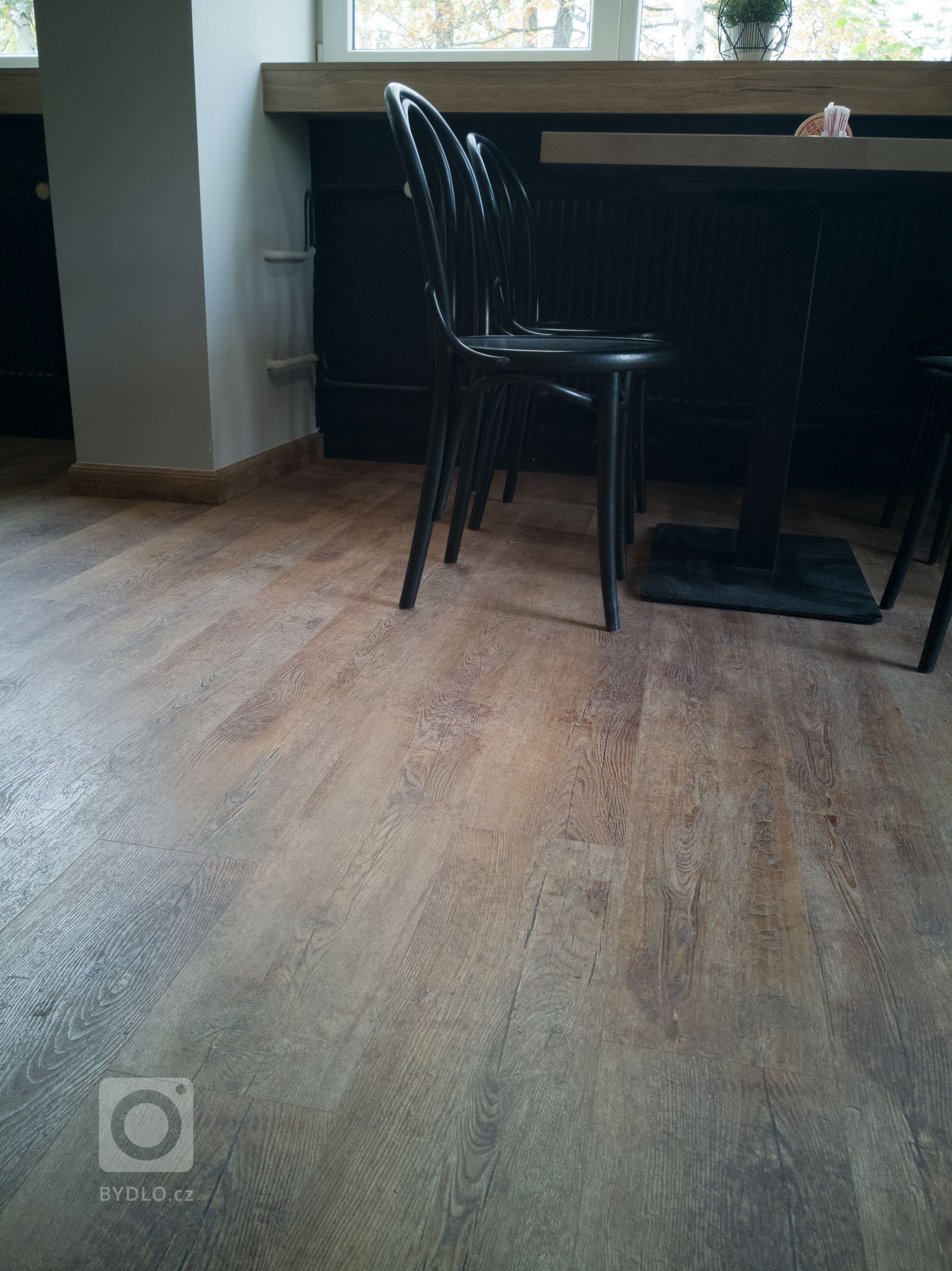 Podlaha má mimo krásného vzhledu i tichý nášlap