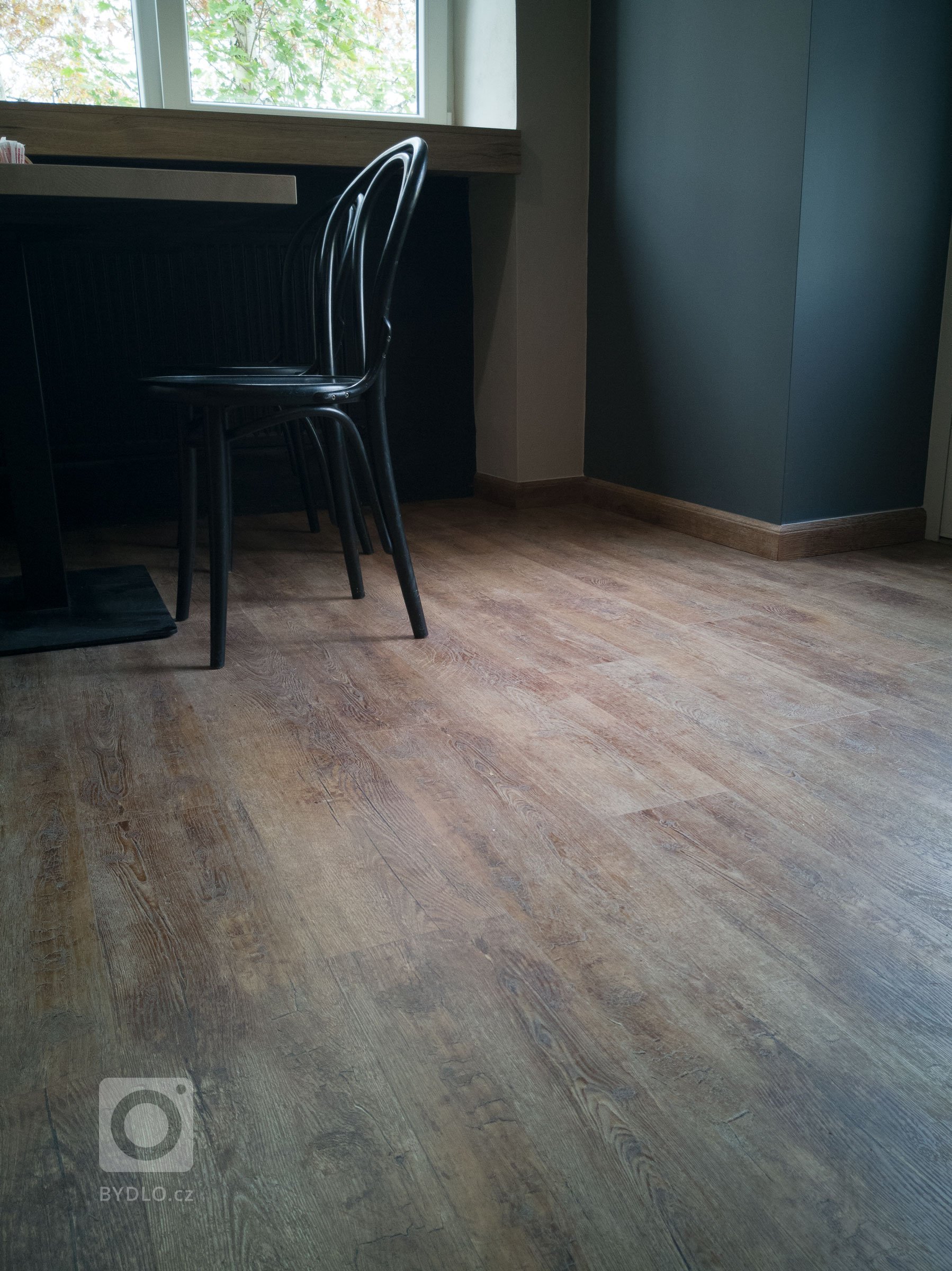 Za povšimnutí stojí taky soklové lišty s přesným dekorem podlahy, které dodávají dojem dřeva