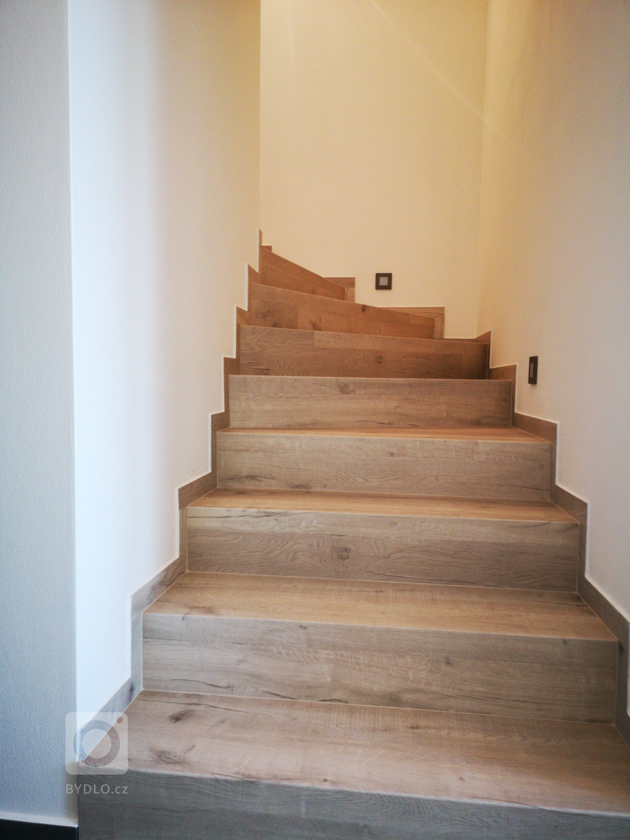 Schody z vinylu si díky svému elegantnímu vzhledu získávají stále větší popularitu