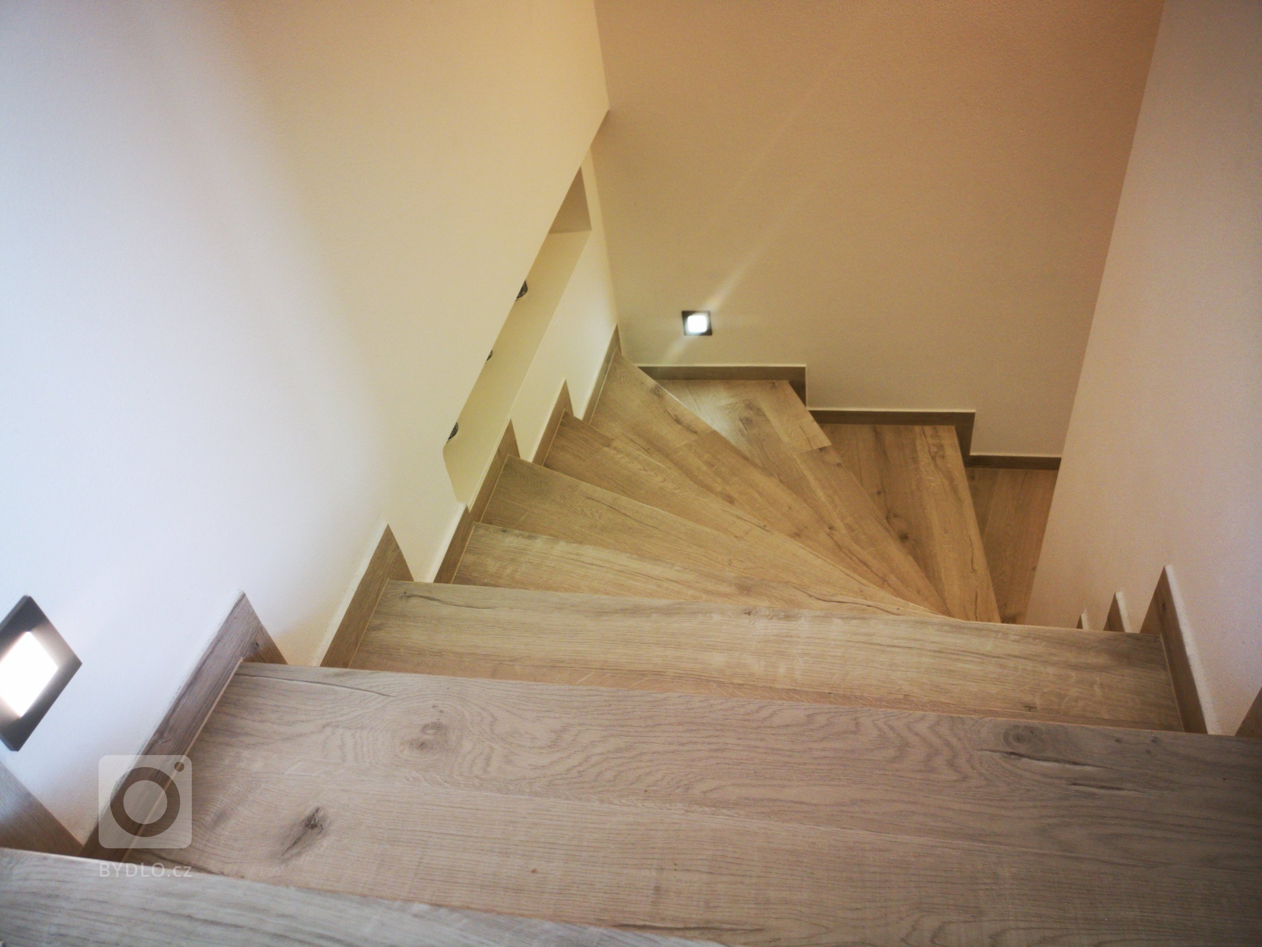 V případě řešení schodů s nosem se dá osvětlení zabudovat i do LED pásků umístěných na každém schodu.