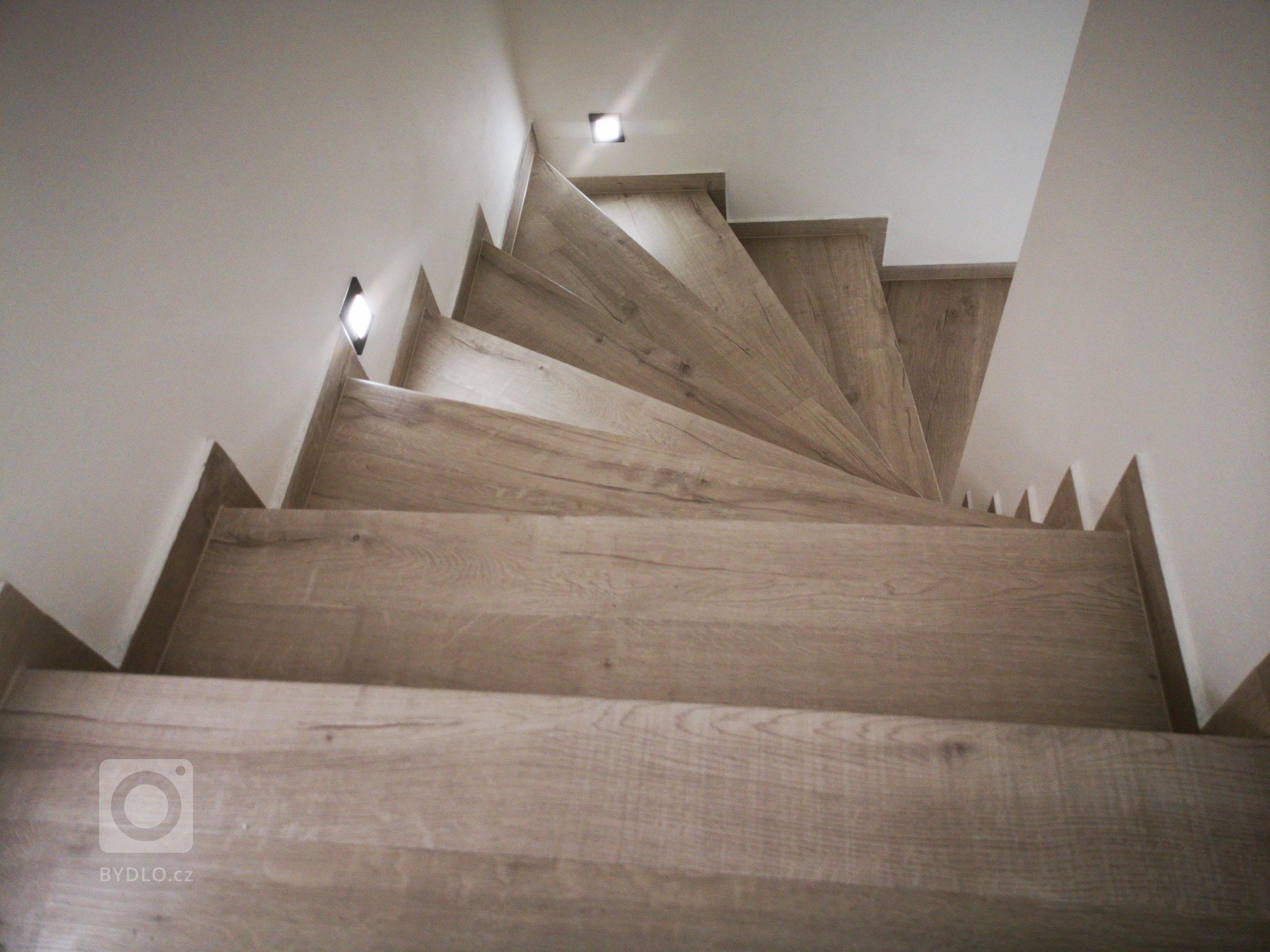 Krása a elegance Bukoma vinylových schodů