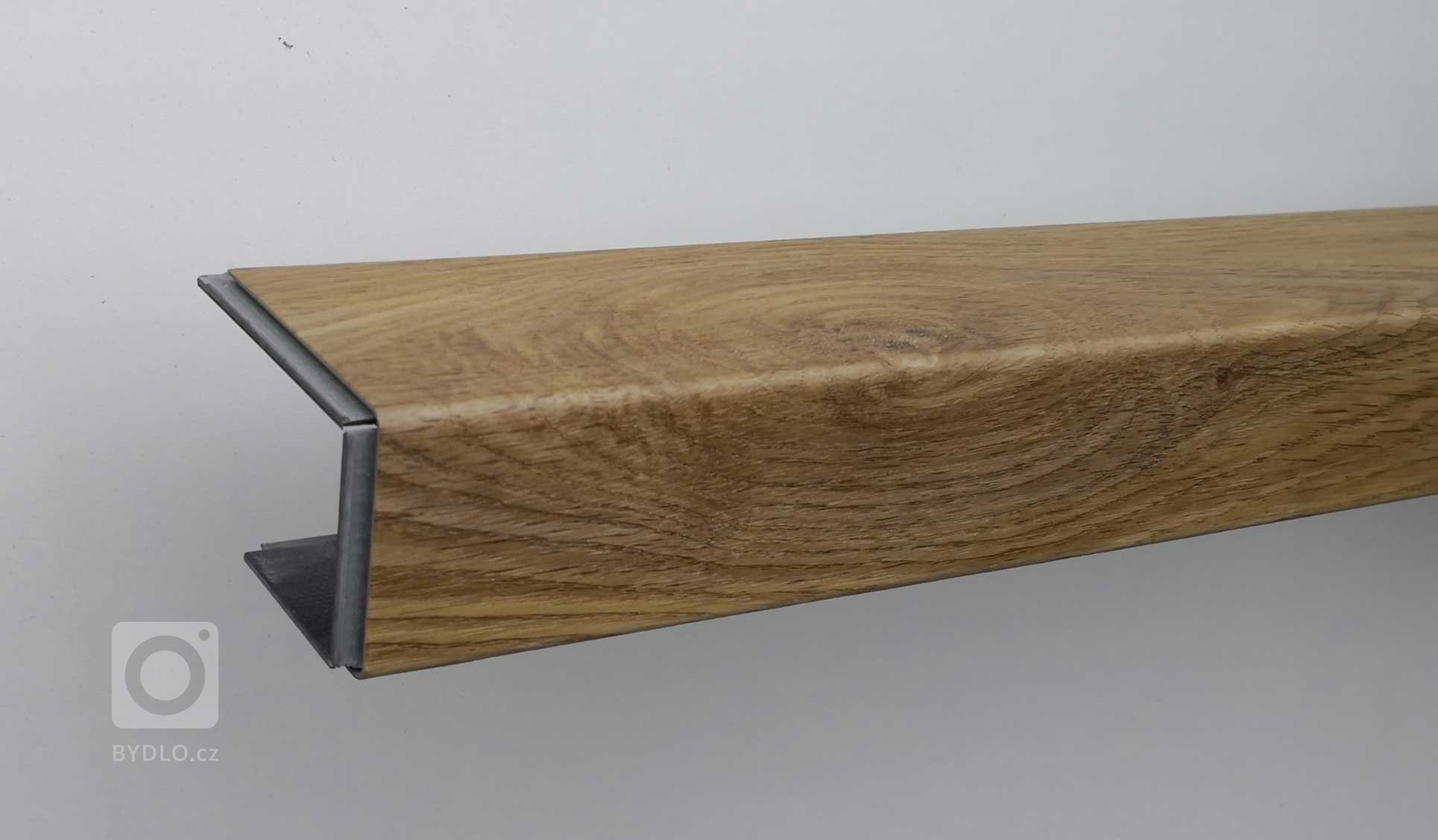 Dvojohyb vinylové podlahy využitý pro zakrytí hrany schodu s nosem