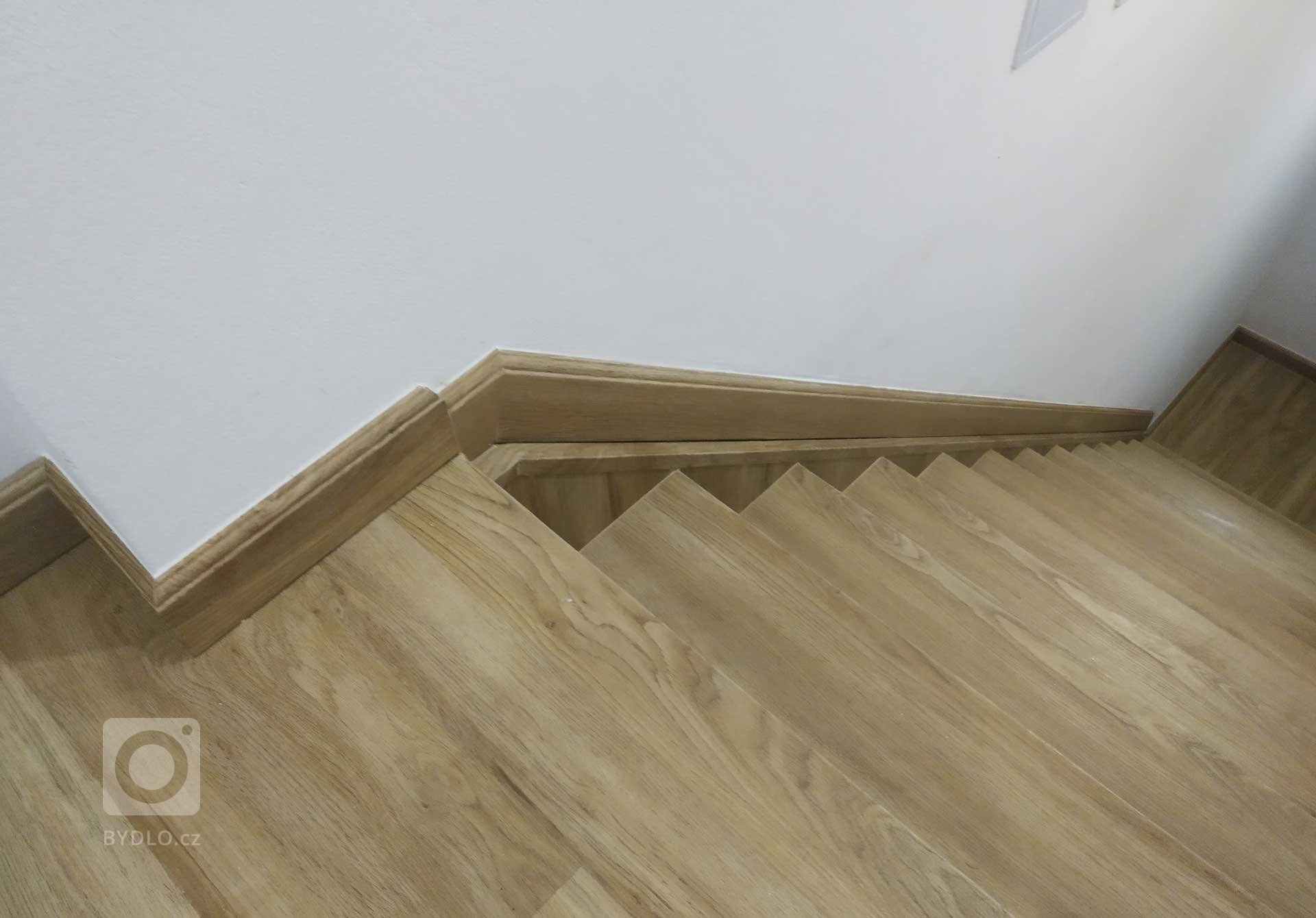 I detaily jsou důležité, lišty kolem zdí jsou s přesným dekorem jako podlaha z řady BUKOMA PROFI - 80