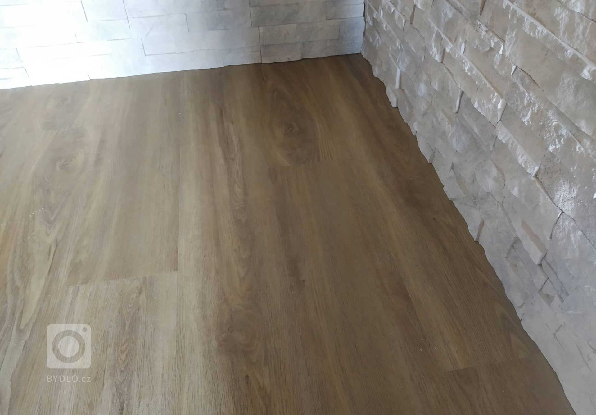 V některých místech je podlaha doplněna obkladem s imitací bílého kamene