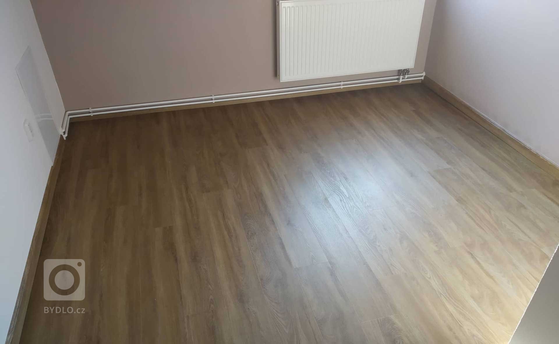 Ukázka podlahy v ploše. Jak už to u vinylových podlaha z řady BUKOMA PREMIUM CLICK bývá, povrch podlahy velmi zdařile imituje povrch dřeva včetně reliéfu.