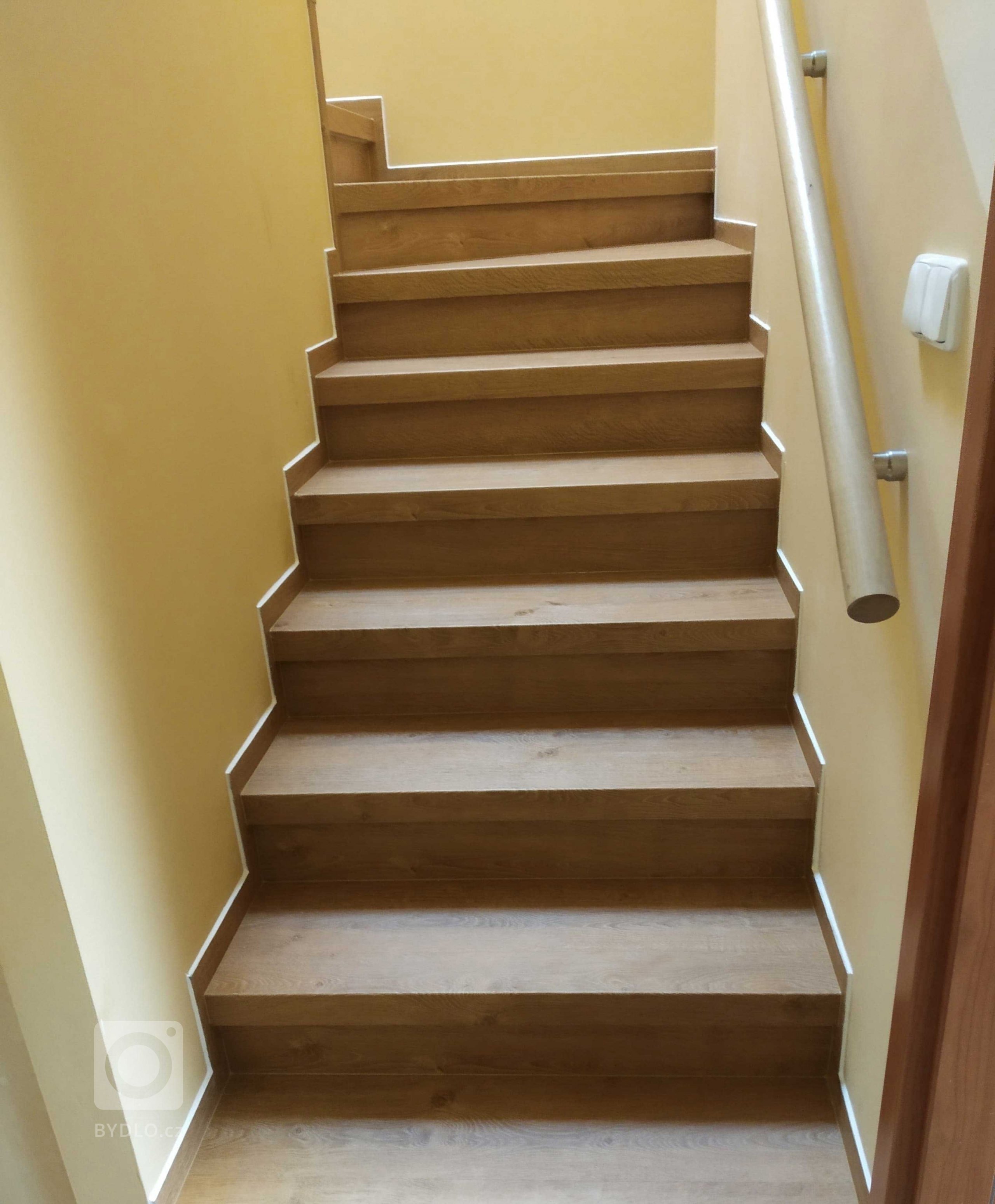 Schody je třeba pořádně vyrovnat, jakékoliv nerovnosti jsou vidět.