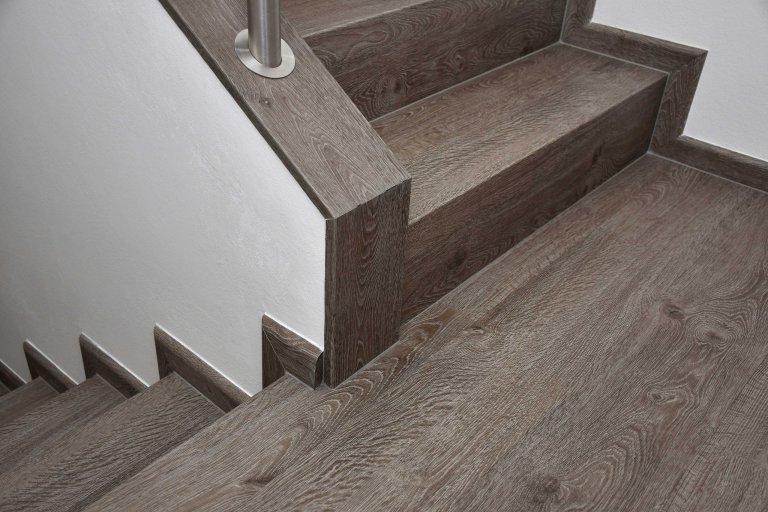 Na detailech záleží, obklad schodišťového zábradlí je zhotoveno ze stejné podlahy.