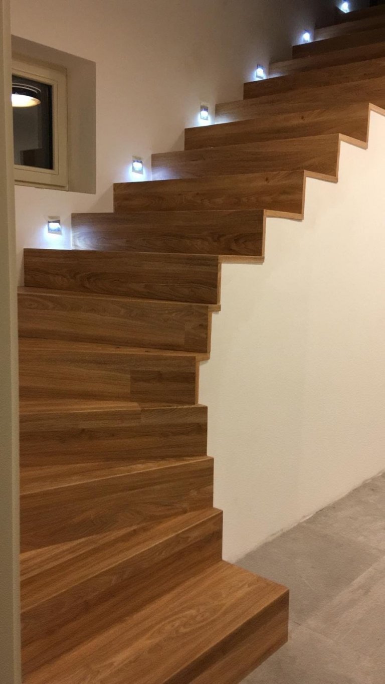 Hrany schodů řešeny ohybem podlahových dílců