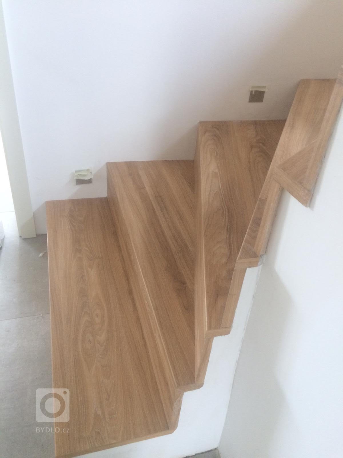 Každý schod je osazen schodncí s obkladem vinylovou podlahou