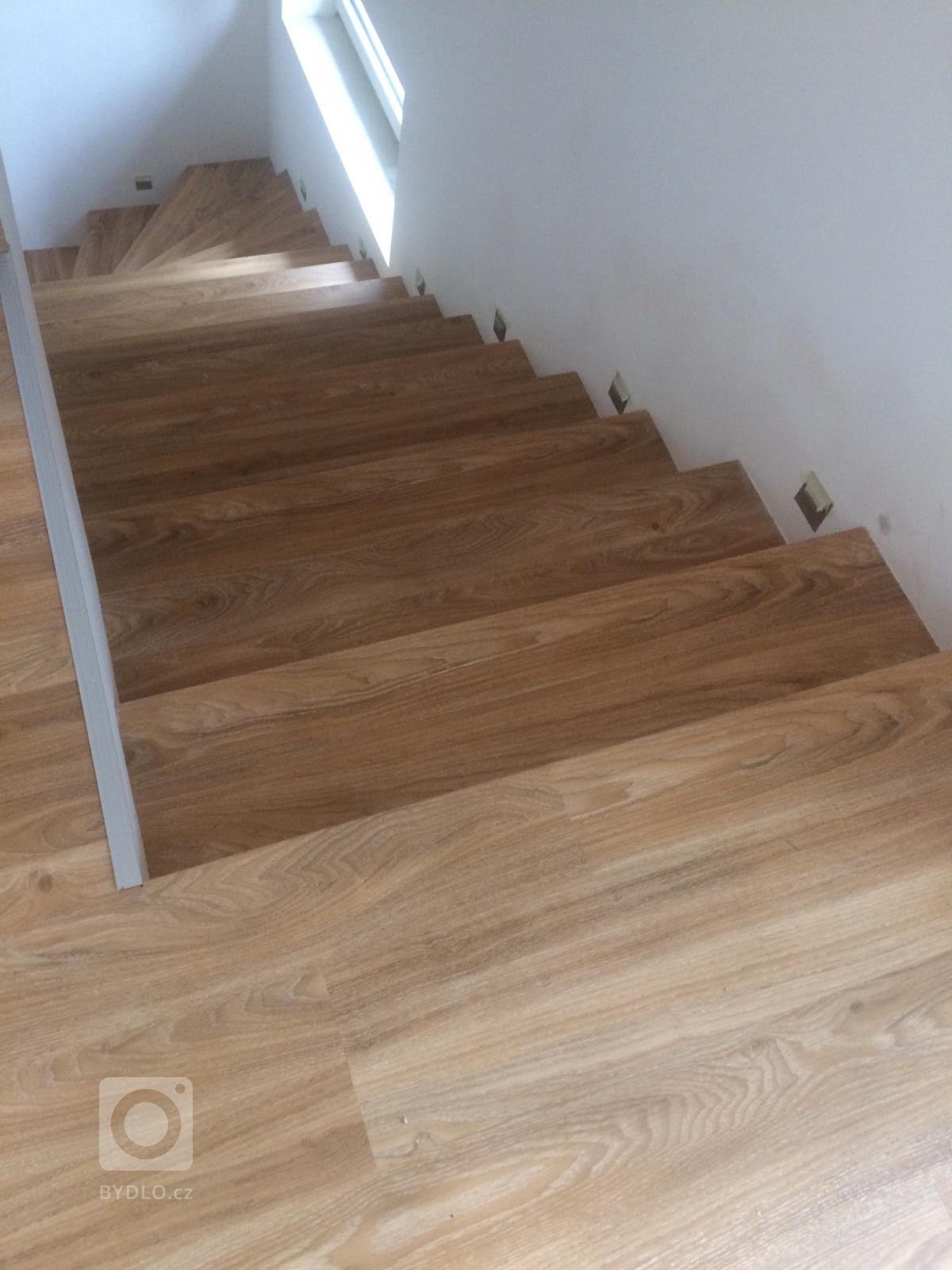 poslední schod plynule navazuje na podlahu bez nutnosti použít jakoukoliv přechodovou lištu