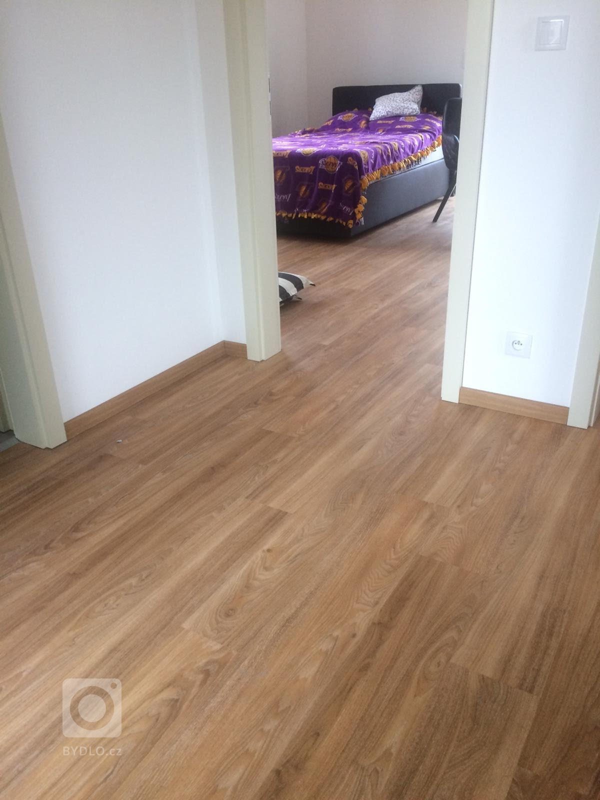 chodby i pokoje jsou položeny v jedné ploše