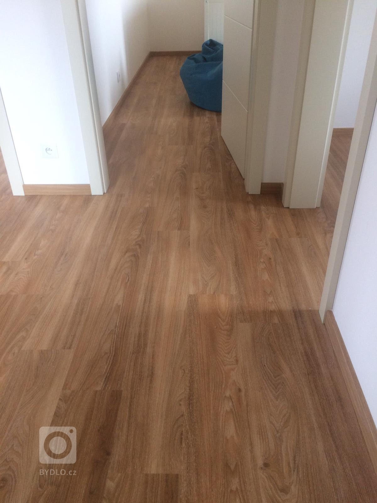 Schodiště i podlaha se stejným dekorem je vždycky nejlepší volba. Naši podlaháři řeší všechny detaily s precizností, aby byl celkový dojem dokonalý.
