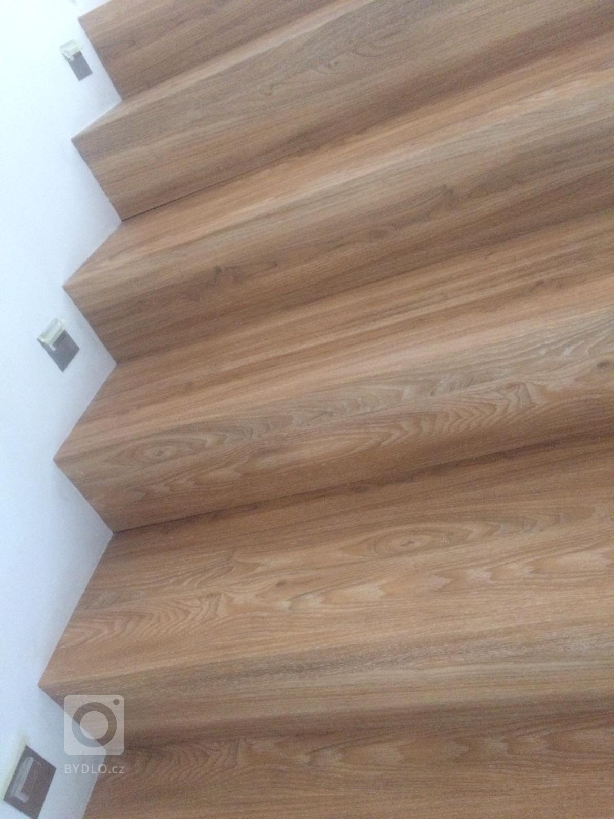 Schodiště i podlaha se stejným dekorem je vždycky nejlepší volba. Naši podlaháři řeší všechny detaily s precizností, aby byl celkový dojem dokonalý.
