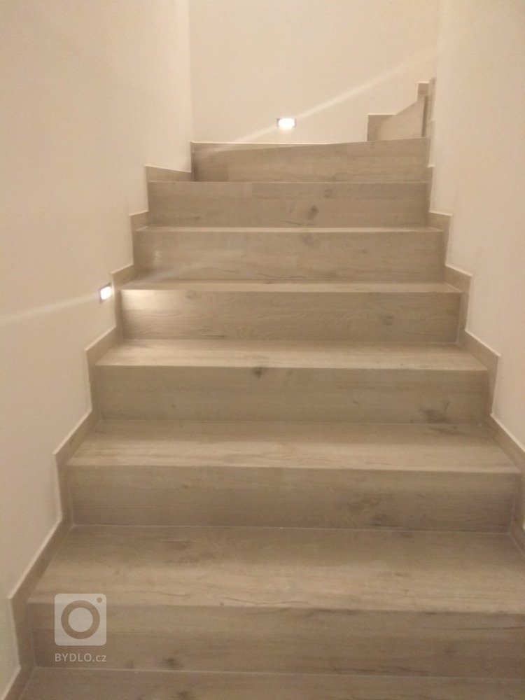 Ukázka realizace obkladu schodiště z vinylové&nbsp;
