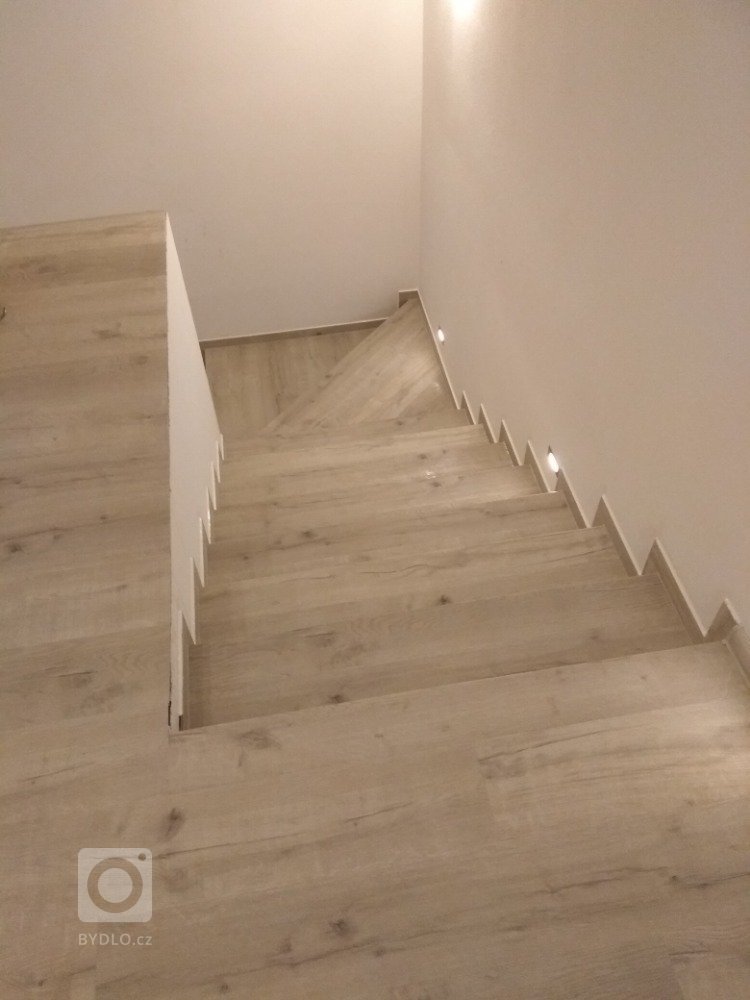 Ukázka realizace obkladu schodiště z vinylové&nbsp;
