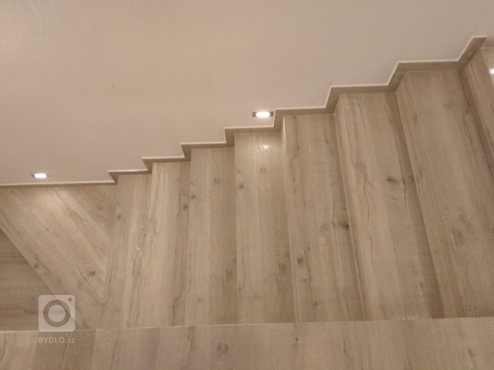 Ukázka realizace obkladu schodiště z vinylové&nbsp;
