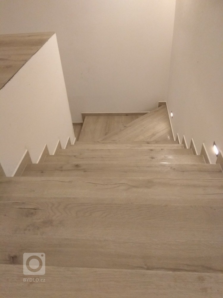 Ukázka realizace obkladu schodiště z vinylové&nbsp;
