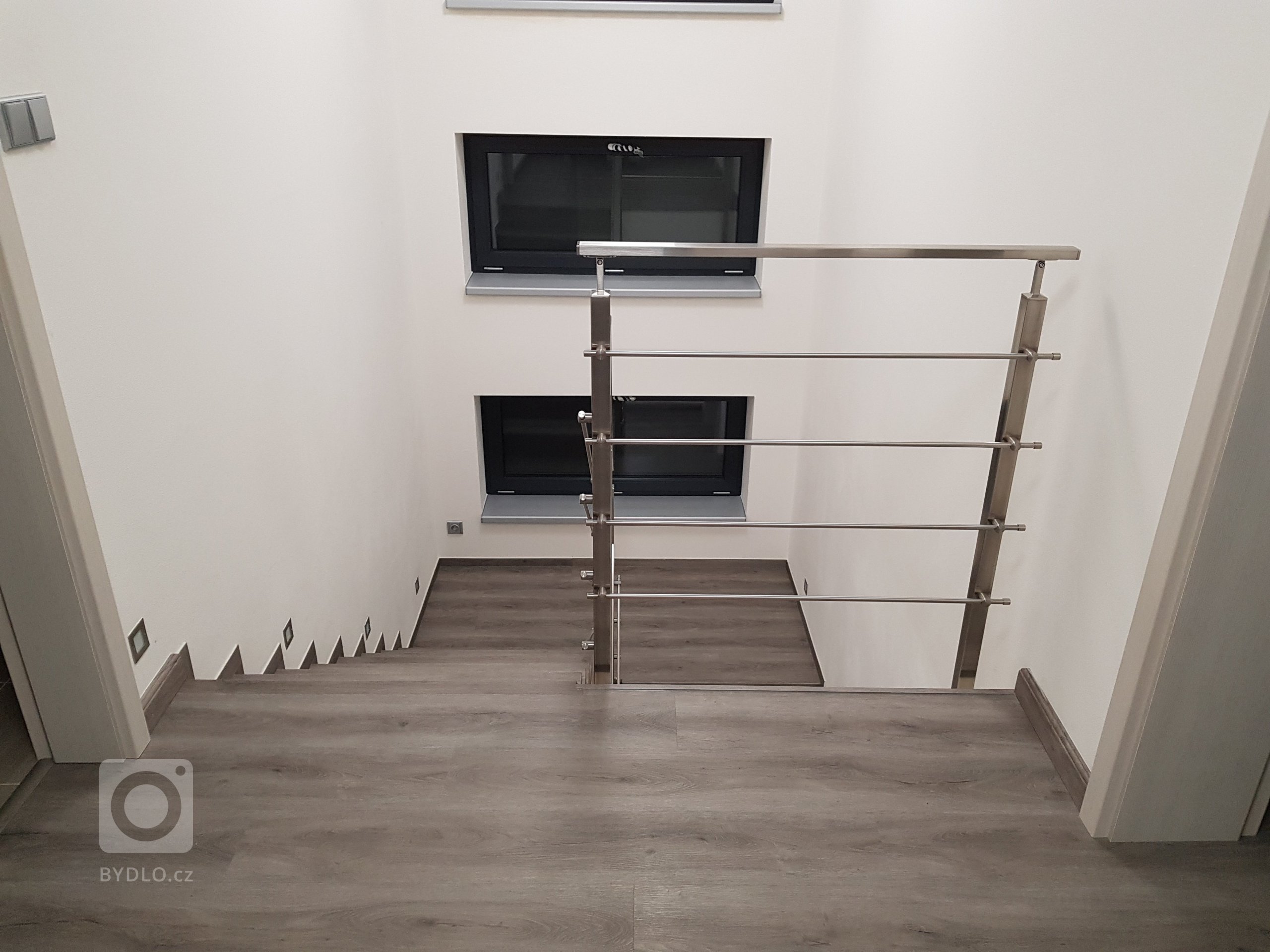 Ukázka realizace vinylová podlaha BUKOMA PREMIUM CLICK dekor Dub Legend Šedý. Mimo obkladu schodiště je podlaha se stejným dekorem použita i v ostatních…