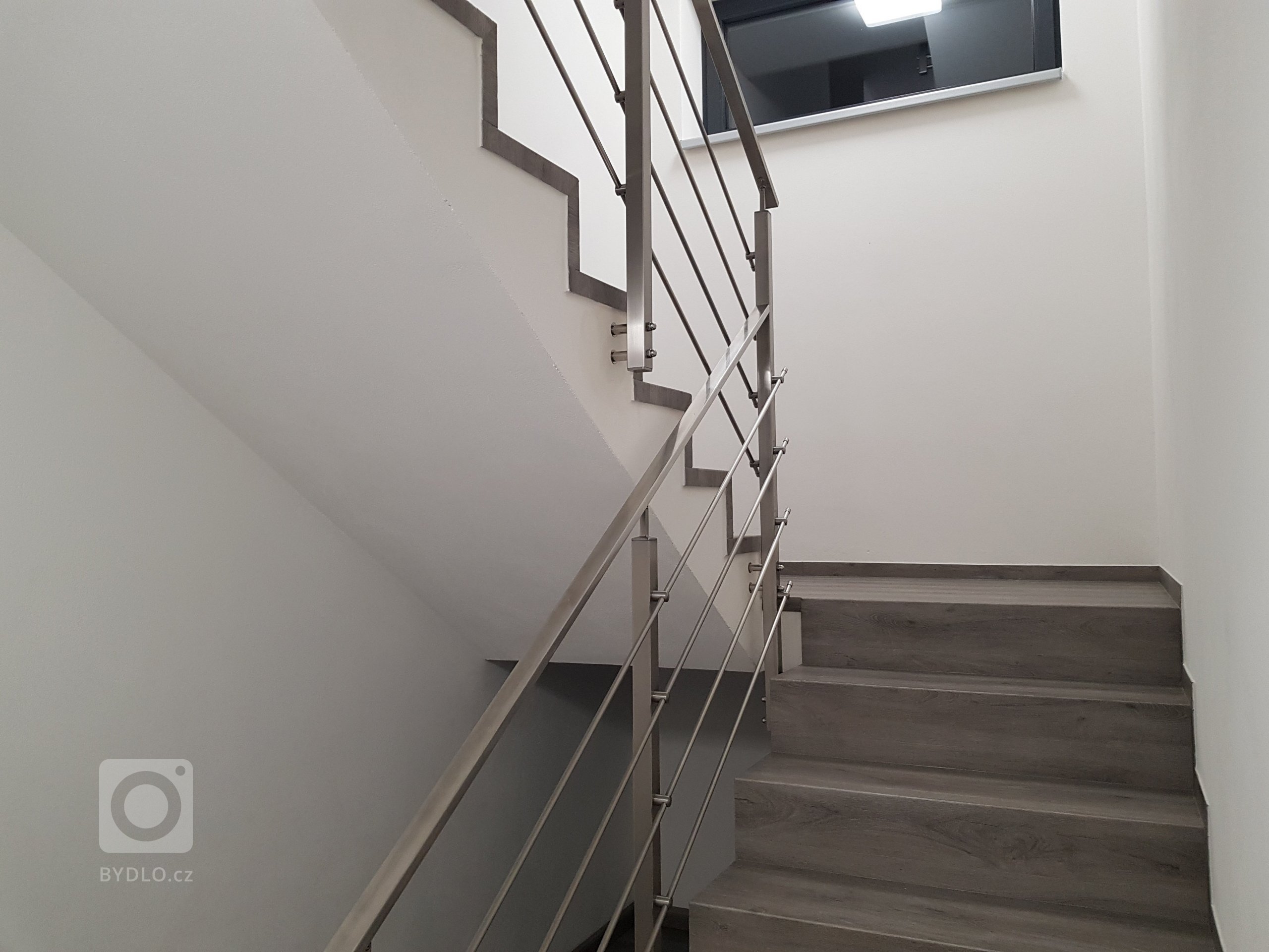 Ukázka realizace vinylová podlaha BUKOMA PREMIUM CLICK dekor Dub Legend Šedý. Mimo obkladu schodiště je podlaha se stejným dekorem použita i v ostatních…