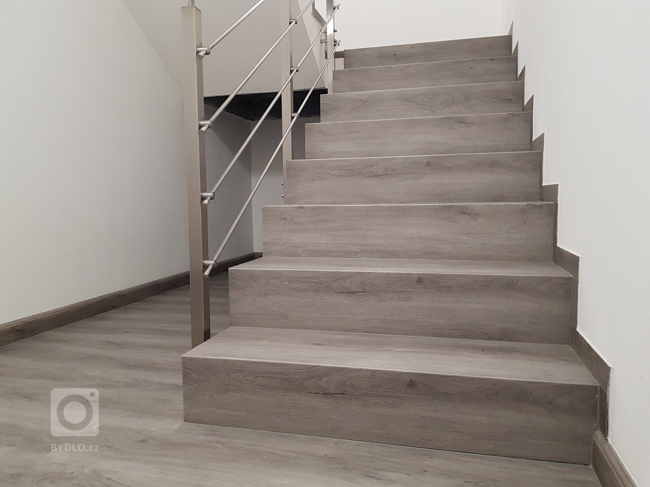 Ukázka realizace vinylová podlaha BUKOMA PREMIUM CLICK dekor Dub Legend Šedý. Mimo obkladu schodiště je podlaha se stejným dekorem použita i v ostatních…