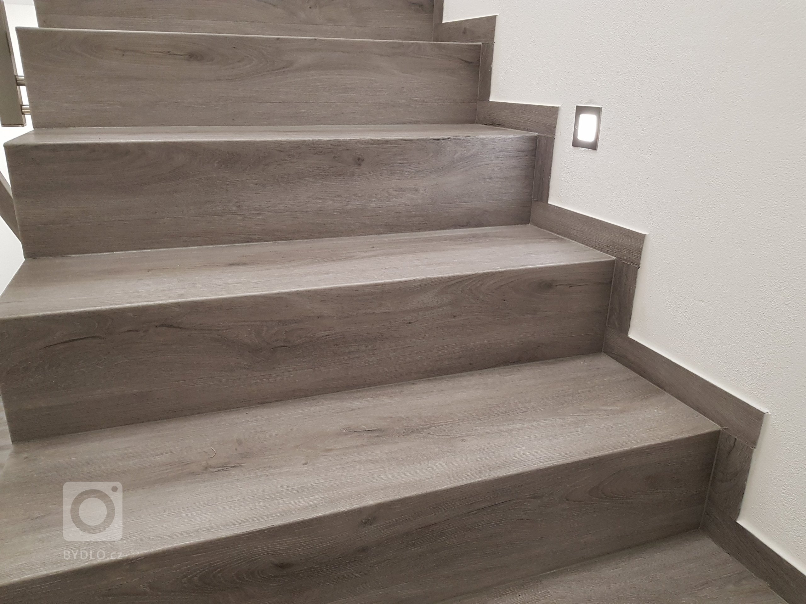 Ukázka realizace vinylová podlaha BUKOMA PREMIUM CLICK dekor Dub Legend Šedý. Mimo obkladu schodiště je podlaha se stejným dekorem použita i v ostatních…