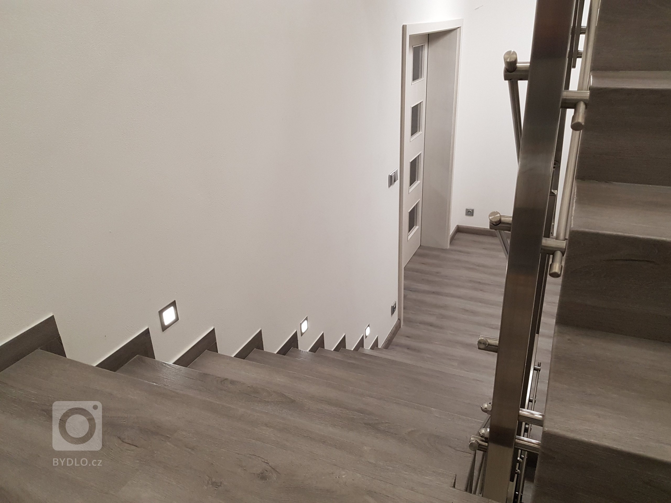 Ukázka realizace vinylová podlaha BUKOMA PREMIUM CLICK dekor Dub Legend Šedý. Mimo obkladu schodiště je podlaha se stejným dekorem použita i v ostatních…