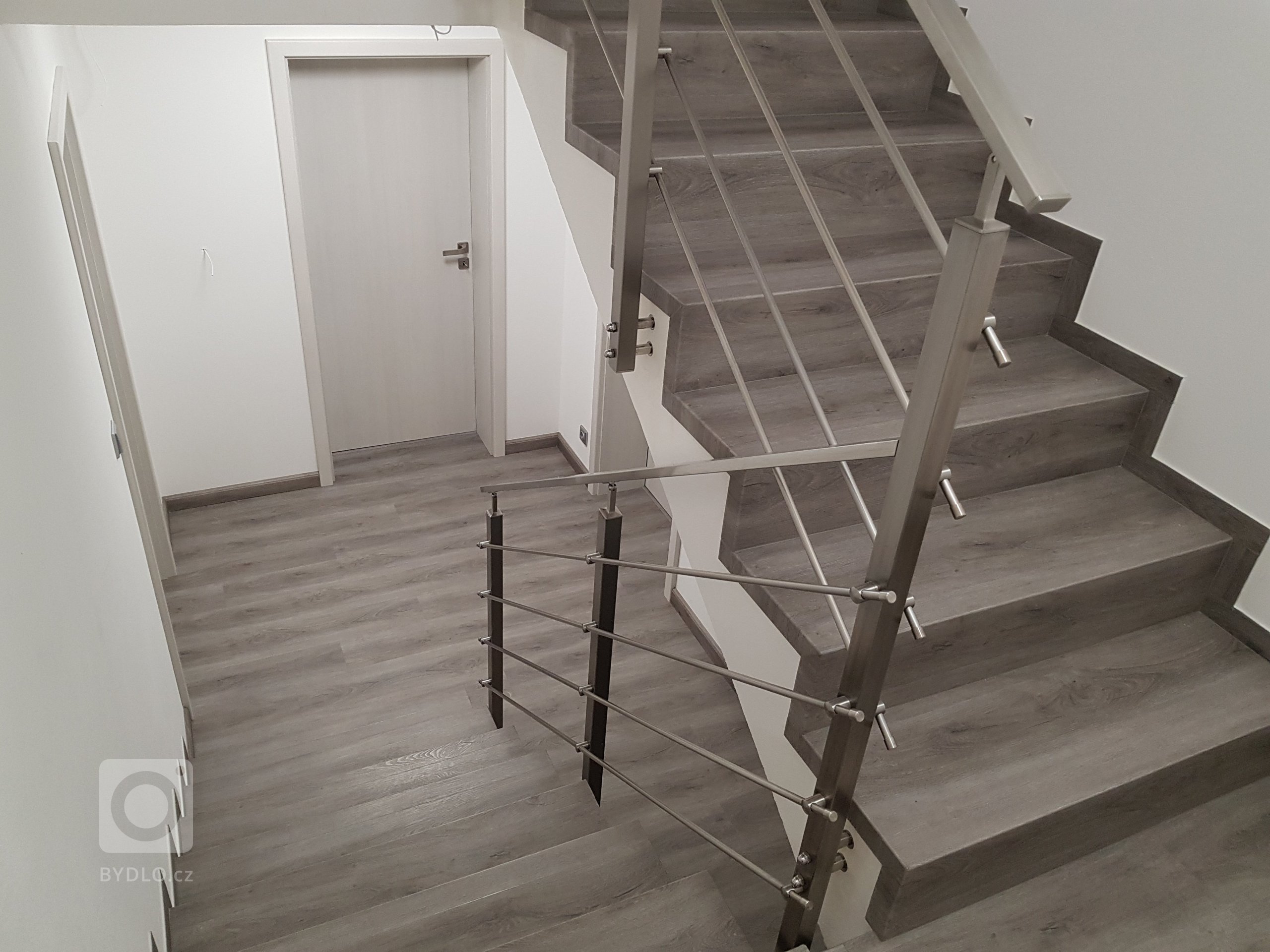 Ukázka realizace vinylová podlaha BUKOMA PREMIUM CLICK dekor Dub Legend Šedý. Mimo obkladu schodiště je podlaha se stejným dekorem použita i v ostatních…