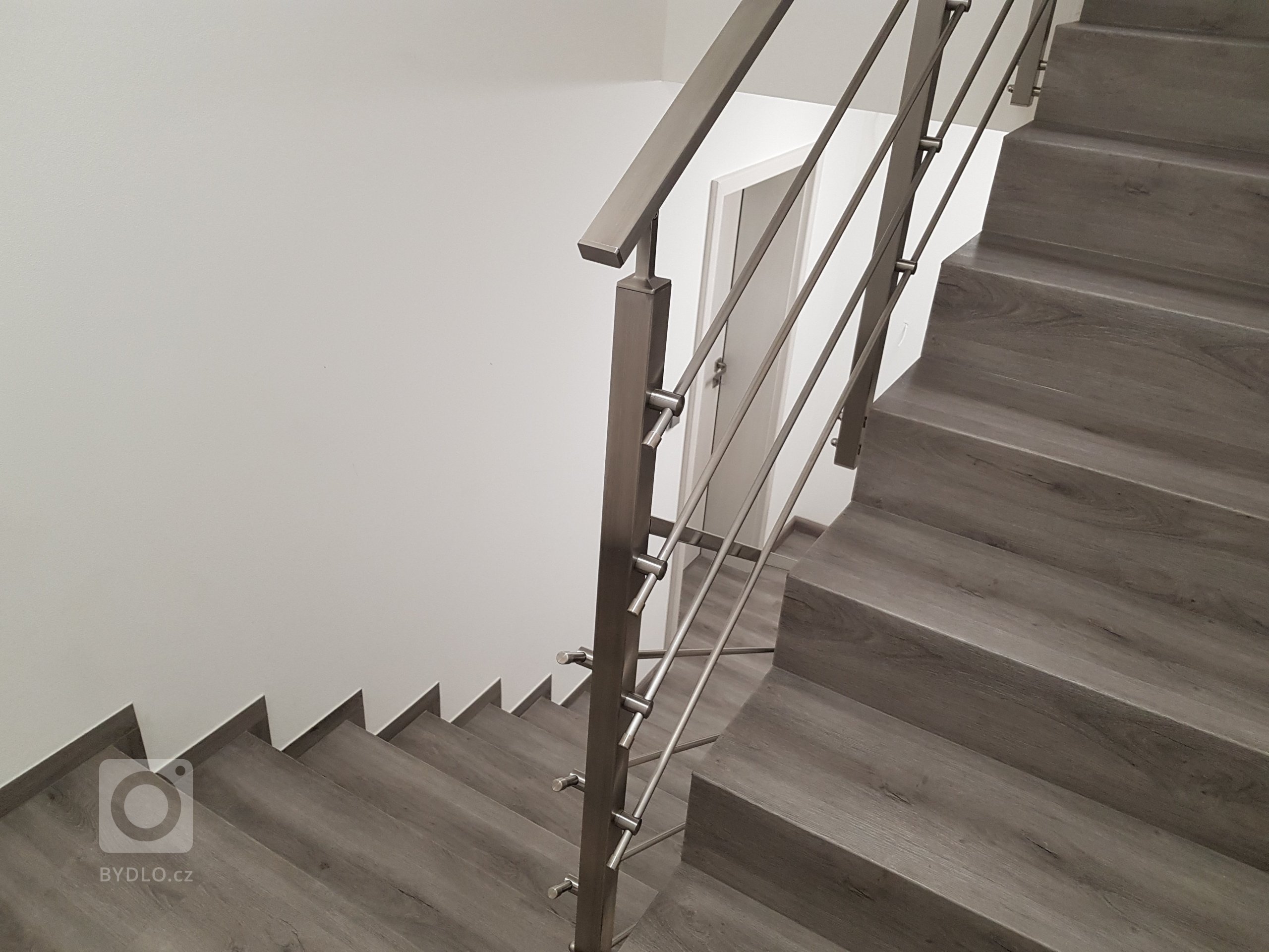 Ukázka realizace vinylová podlaha BUKOMA PREMIUM CLICK dekor Dub Legend Šedý. Mimo obkladu schodiště je podlaha se stejným dekorem použita i v ostatních…