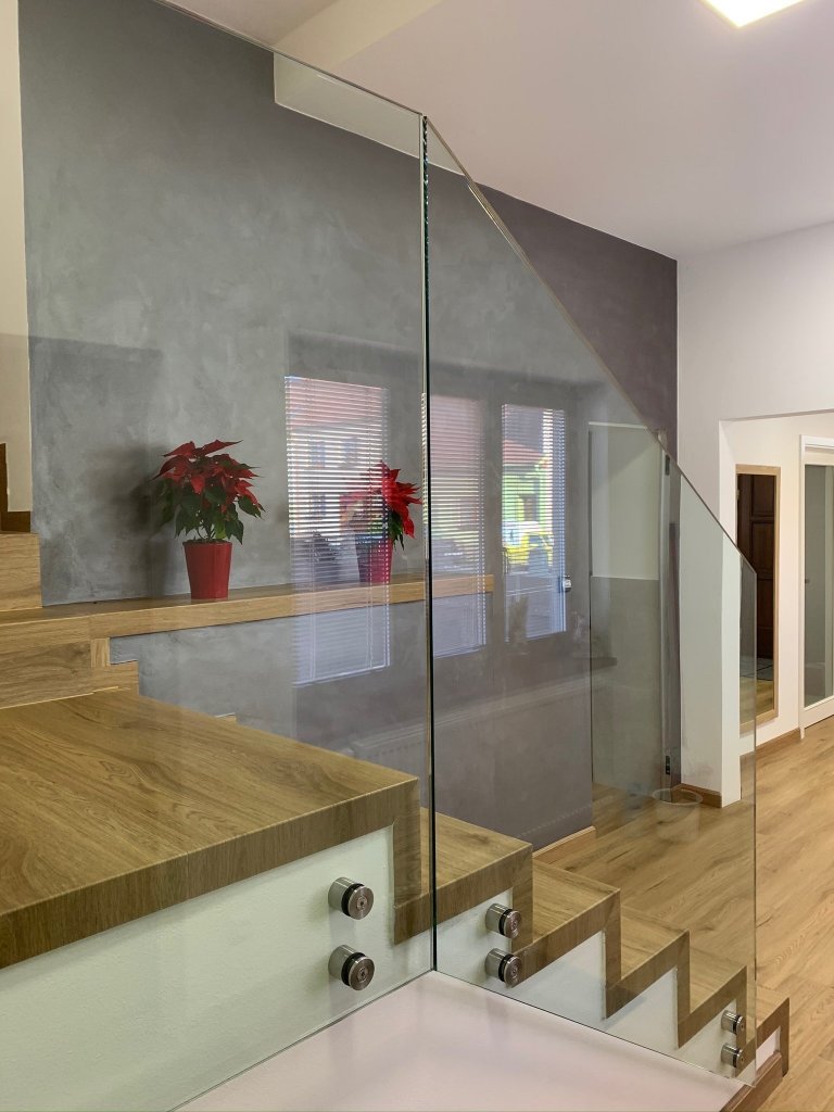 Ukázka práce podlahářů z Bukomy, obklad schodiště vinylovou podlahou BUKOMA PREMIUM CLICK dekor Dub Bunbury. Schodové hrany jsou řešeny ohyby podlahových dílců…