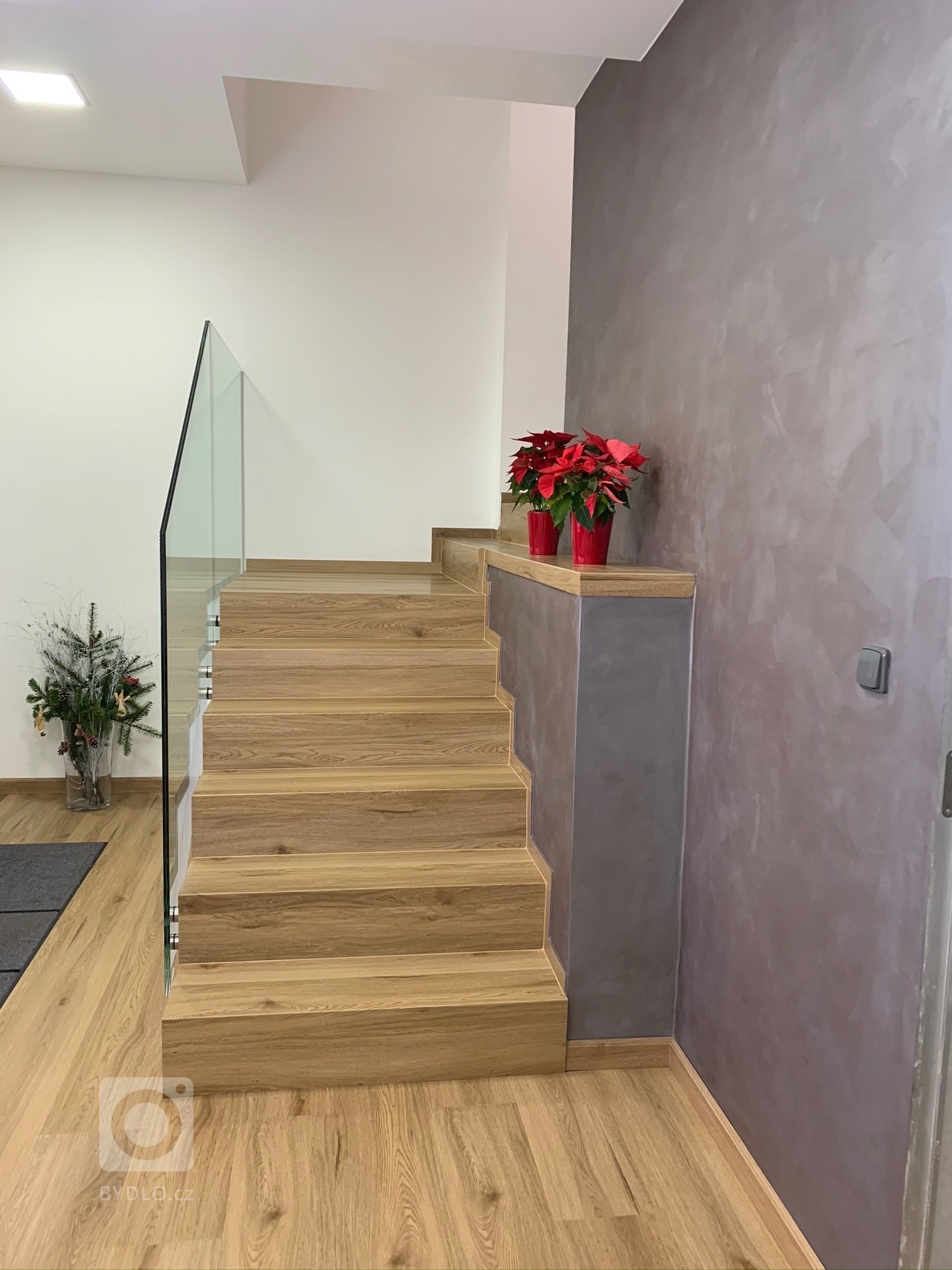 Ukázka práce podlahářů z Bukomy, obklad schodiště vinylovou podlahou BUKOMA PREMIUM CLICK dekor Dub Bunbury. Schodové hrany jsou řešeny ohyby podlahových dílců…