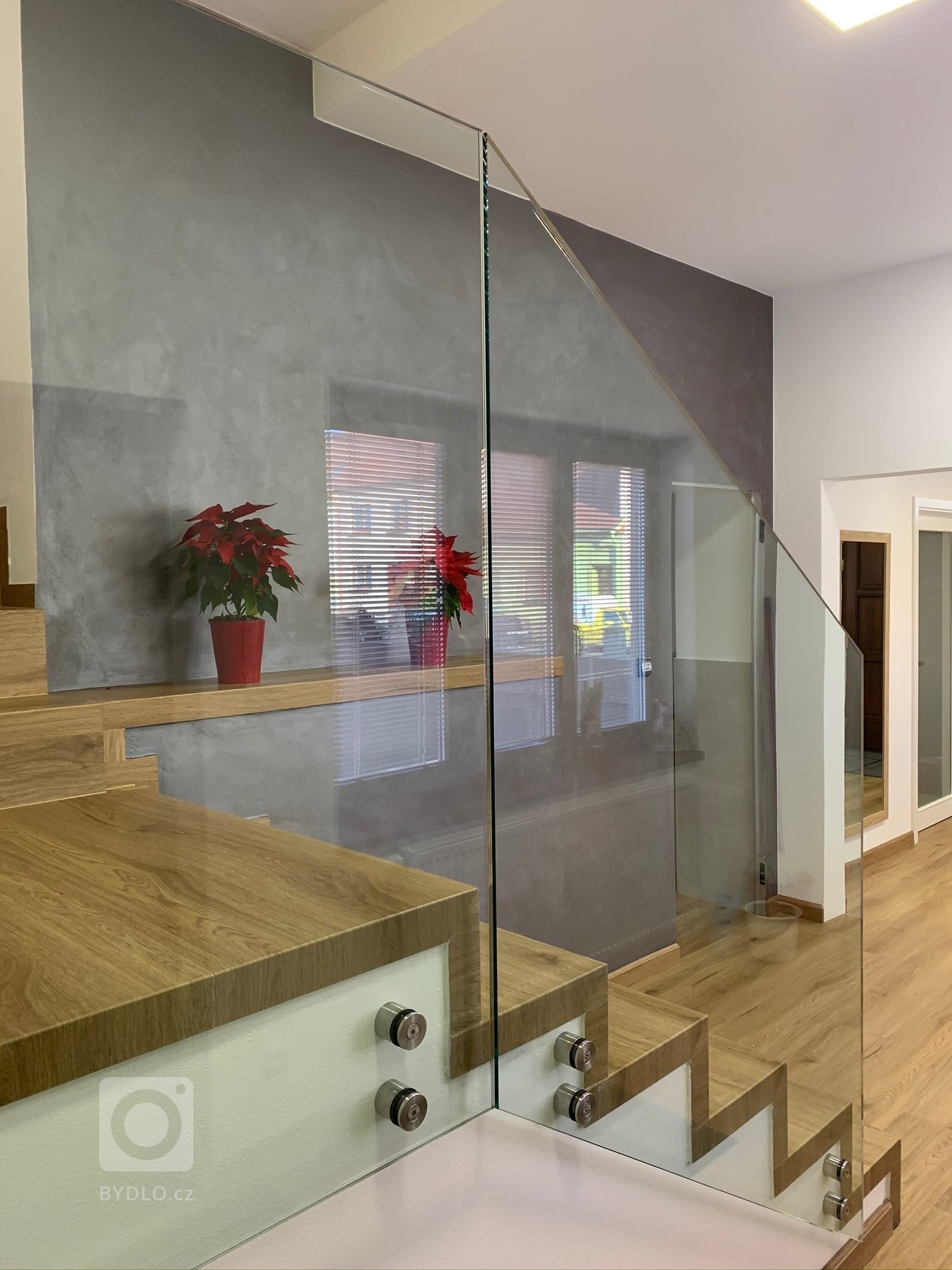 Ukázka práce podlahářů z Bukomy, obklad schodiště vinylovou podlahou BUKOMA PREMIUM CLICK dekor Dub Bunbury. Schodové hrany jsou řešeny ohyby podlahových dílců…