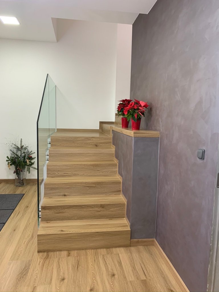 Ukázka práce podlahářů z Bukomy, obklad schodiště vinylovou podlahou BUKOMA PREMIUM CLICK dekor Dub Bunbury. Schodové hrany jsou řešeny ohyby podlahových dílců…