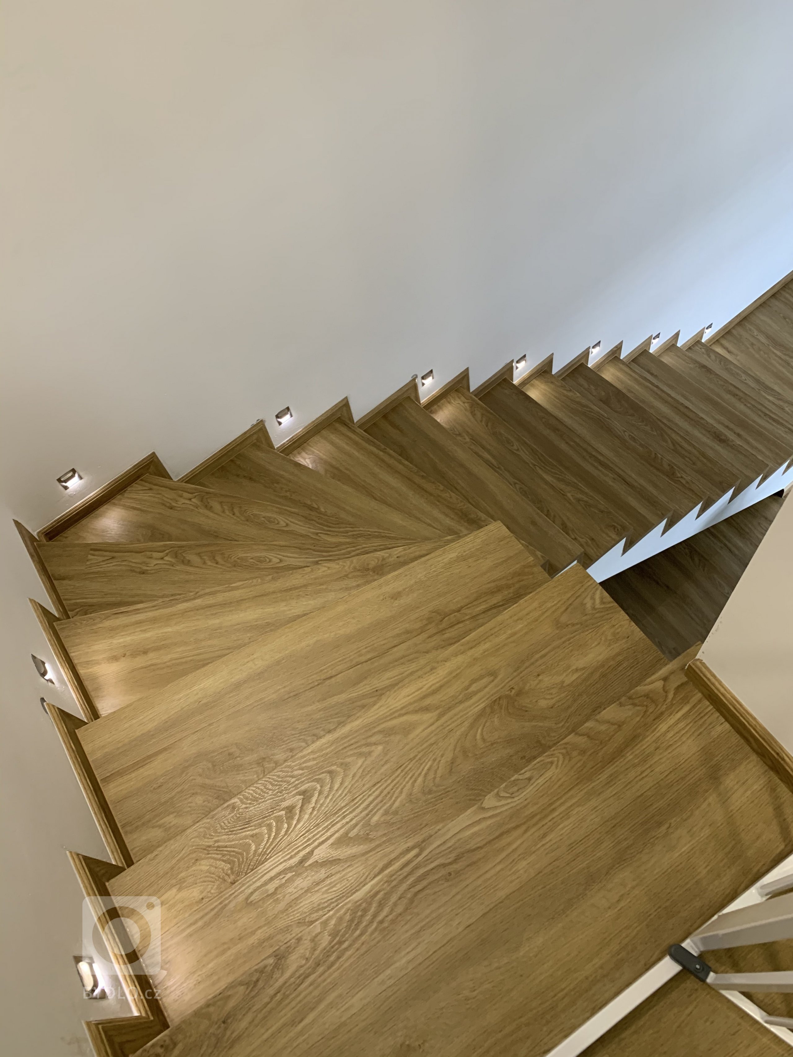 Podlahové plochy téměř v celém domě stejně jako schody jsou pokryty vinylovou podlahou ve stejném dekoru - podlaha BUKOMA PREMIUM CLICK dekor Dub Gladstone…