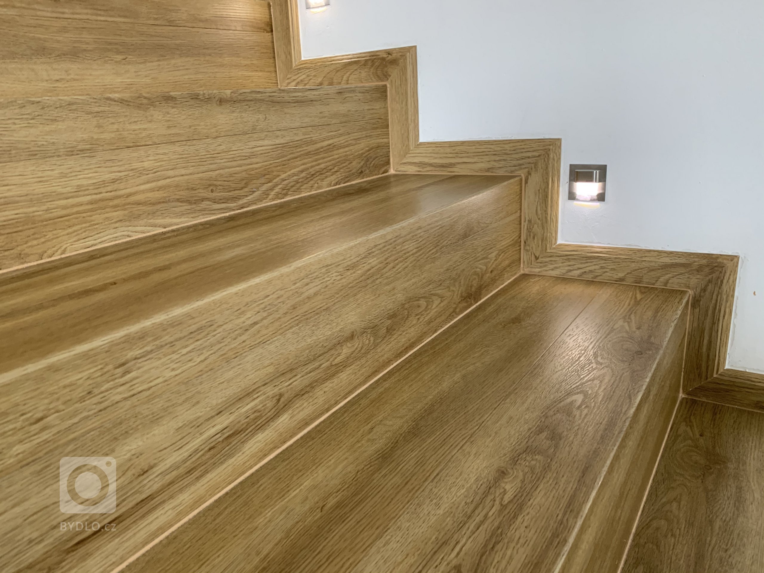 Detail obkladu schodiště vinylovou podlahou bez použití kovových hran