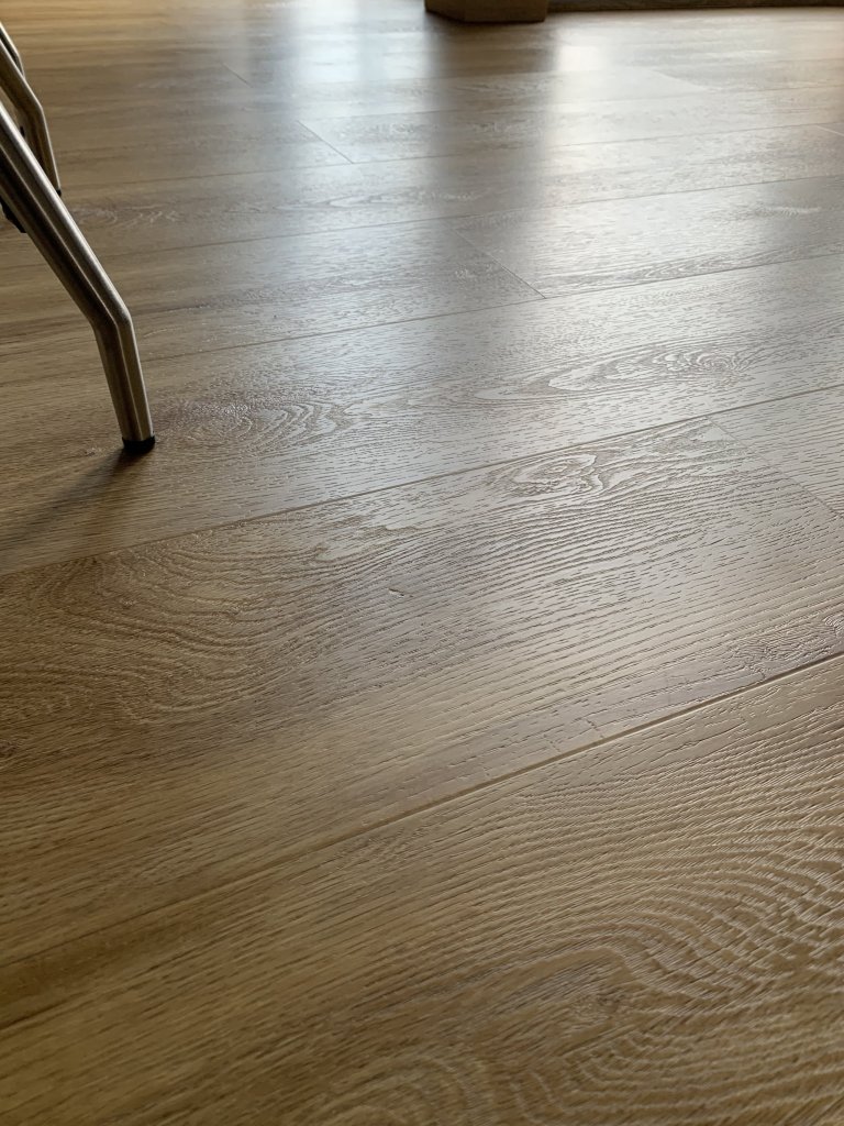 Detail struktury podlahy. Kvalitní vinylová podlaha je od masivní dřevěné podlahy k nerozeznání